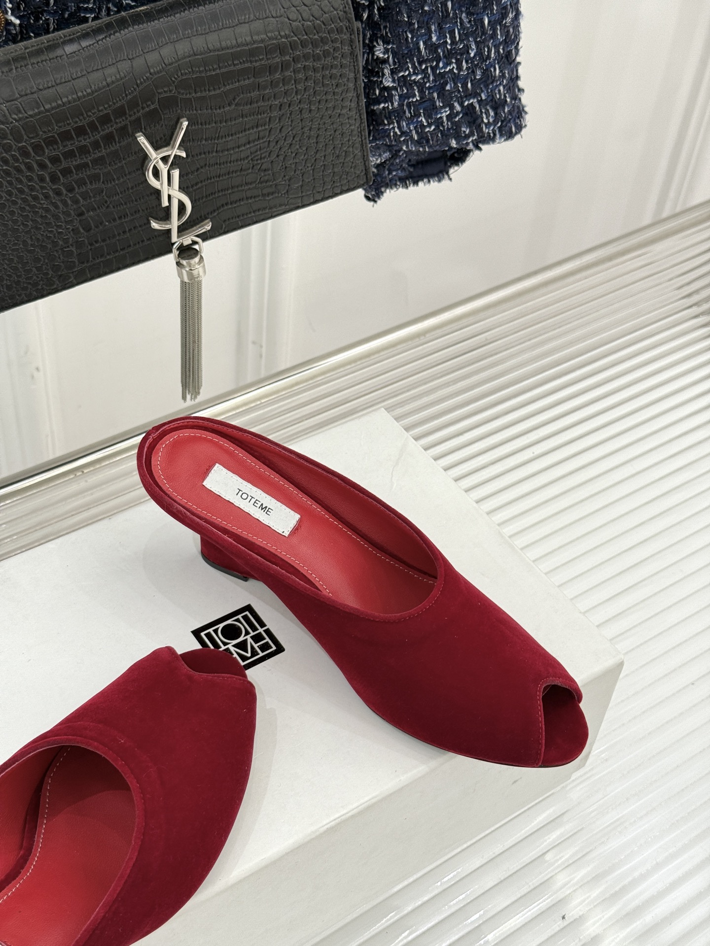 Toteme26WF新品坡跟鱼嘴拖鞋将北欧极简的冷峻克制揉入坡跟的慵懒松弛与鱼嘴的柔媚风情以精准剪裁勾勒