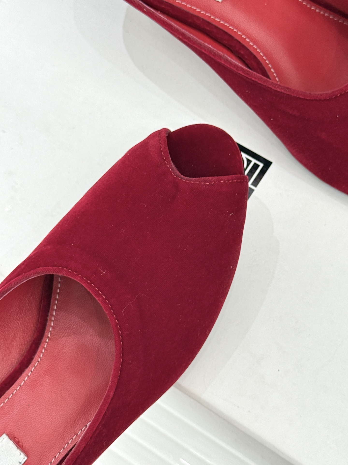 Toteme26WF新品坡跟鱼嘴拖鞋将北欧极简的冷峻克制揉入坡跟的慵懒松弛与鱼嘴的柔媚风情以精准剪裁勾勒