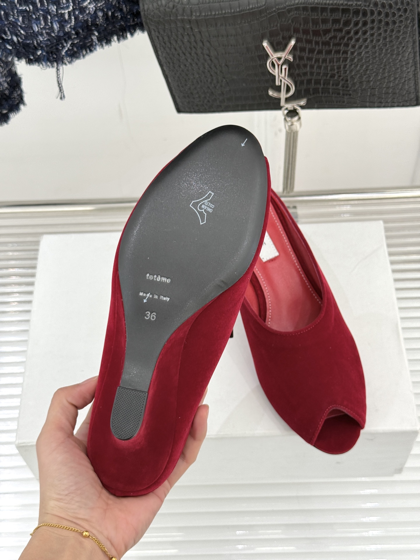 Toteme26WF新品坡跟鱼嘴拖鞋将北欧极简的冷峻克制揉入坡跟的慵懒松弛与鱼嘴的柔媚风情以精准剪裁勾勒