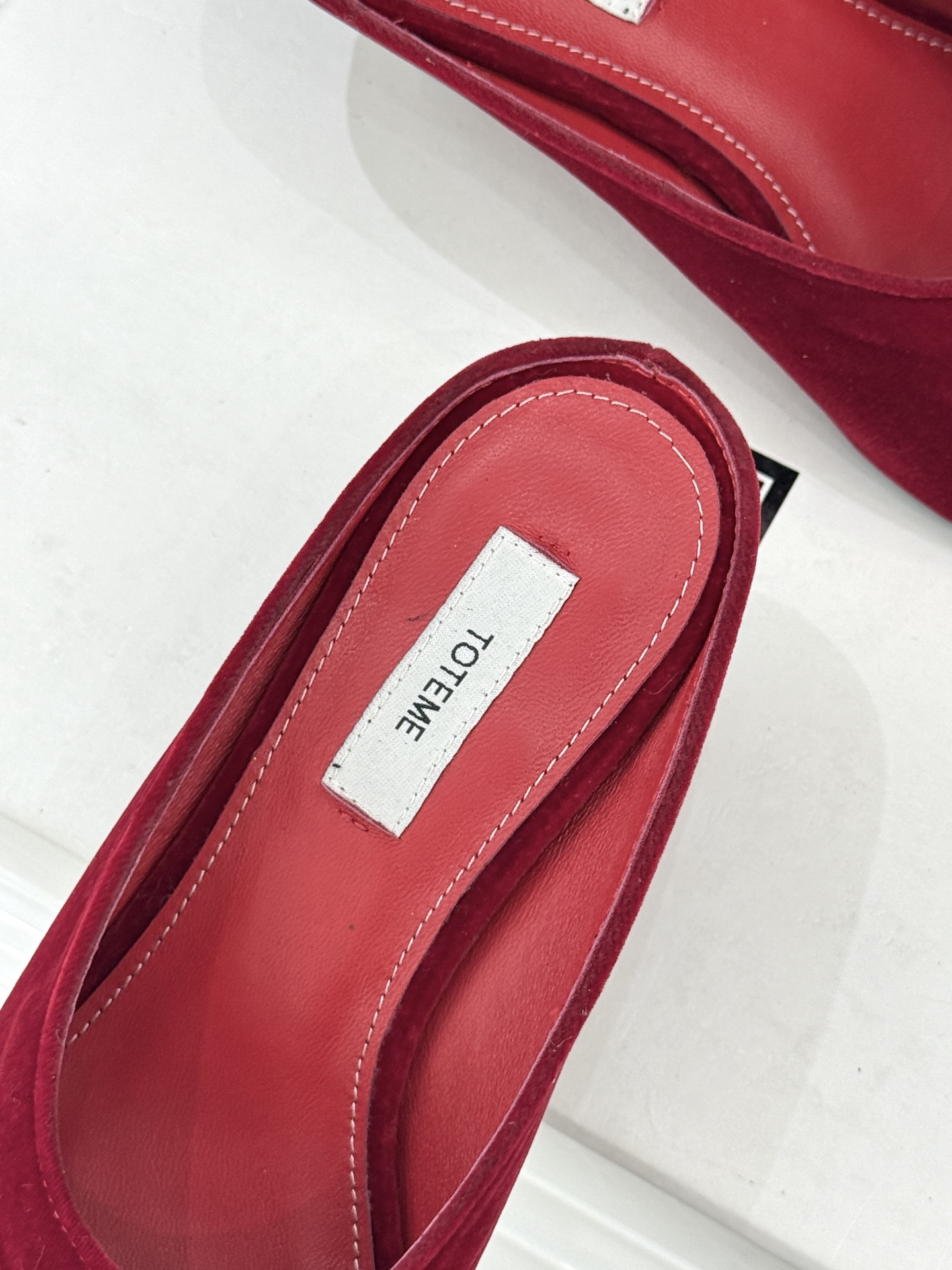 Toteme26WF新品坡跟鱼嘴拖鞋将北欧极简的冷峻克制揉入坡跟的慵懒松弛与鱼嘴的柔媚风情以精准剪裁勾勒