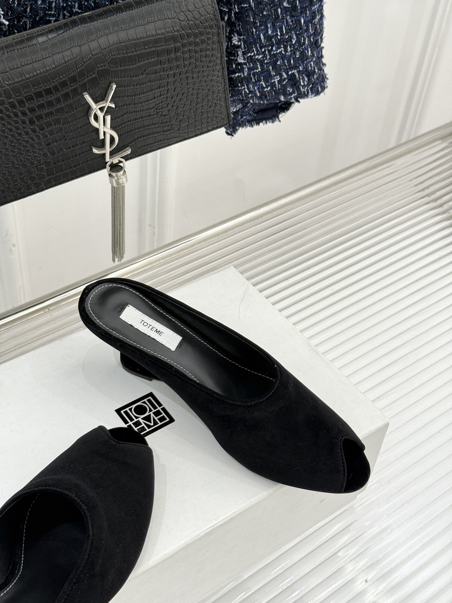 Toteme26WF新品坡跟鱼嘴拖鞋将北欧极简的冷峻克制揉入坡跟的慵懒松弛与鱼嘴的柔媚风情以精准剪裁勾勒