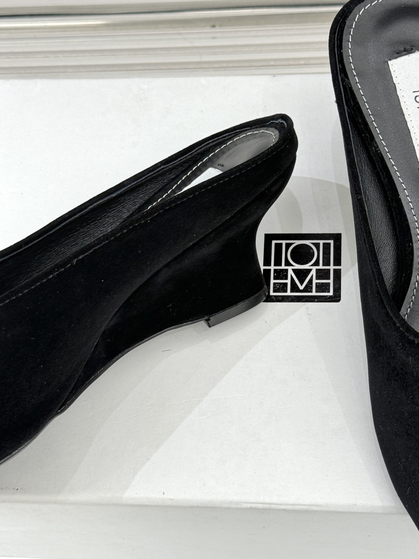 Toteme26WF新品坡跟鱼嘴拖鞋将北欧极简的冷峻克制揉入坡跟的慵懒松弛与鱼嘴的柔媚风情以精准剪裁勾勒