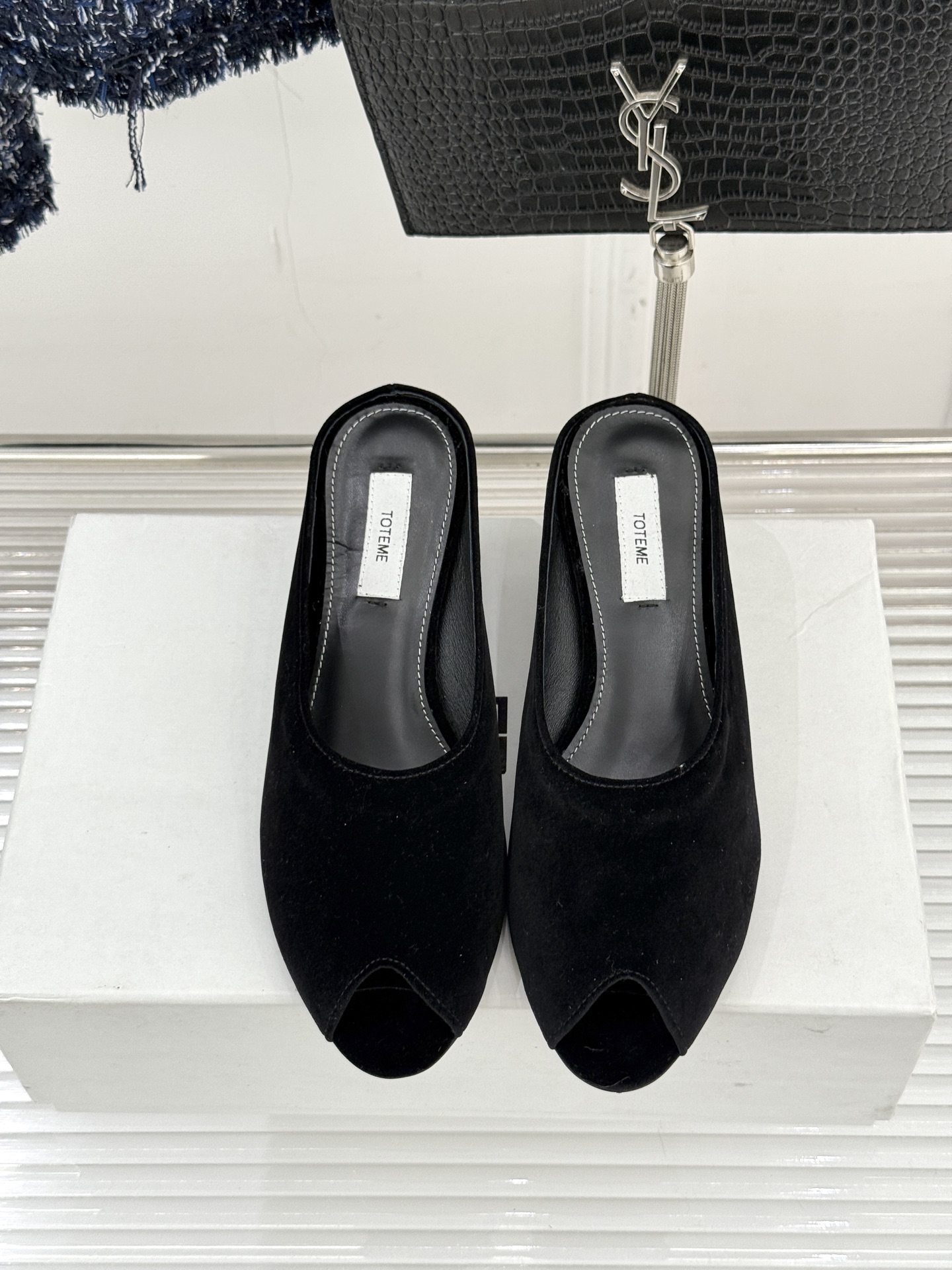 Toteme26WF新品坡跟鱼嘴拖鞋将北欧极简的冷峻克制揉入坡跟的慵懒松弛与鱼嘴的柔媚风情以精准剪裁勾勒