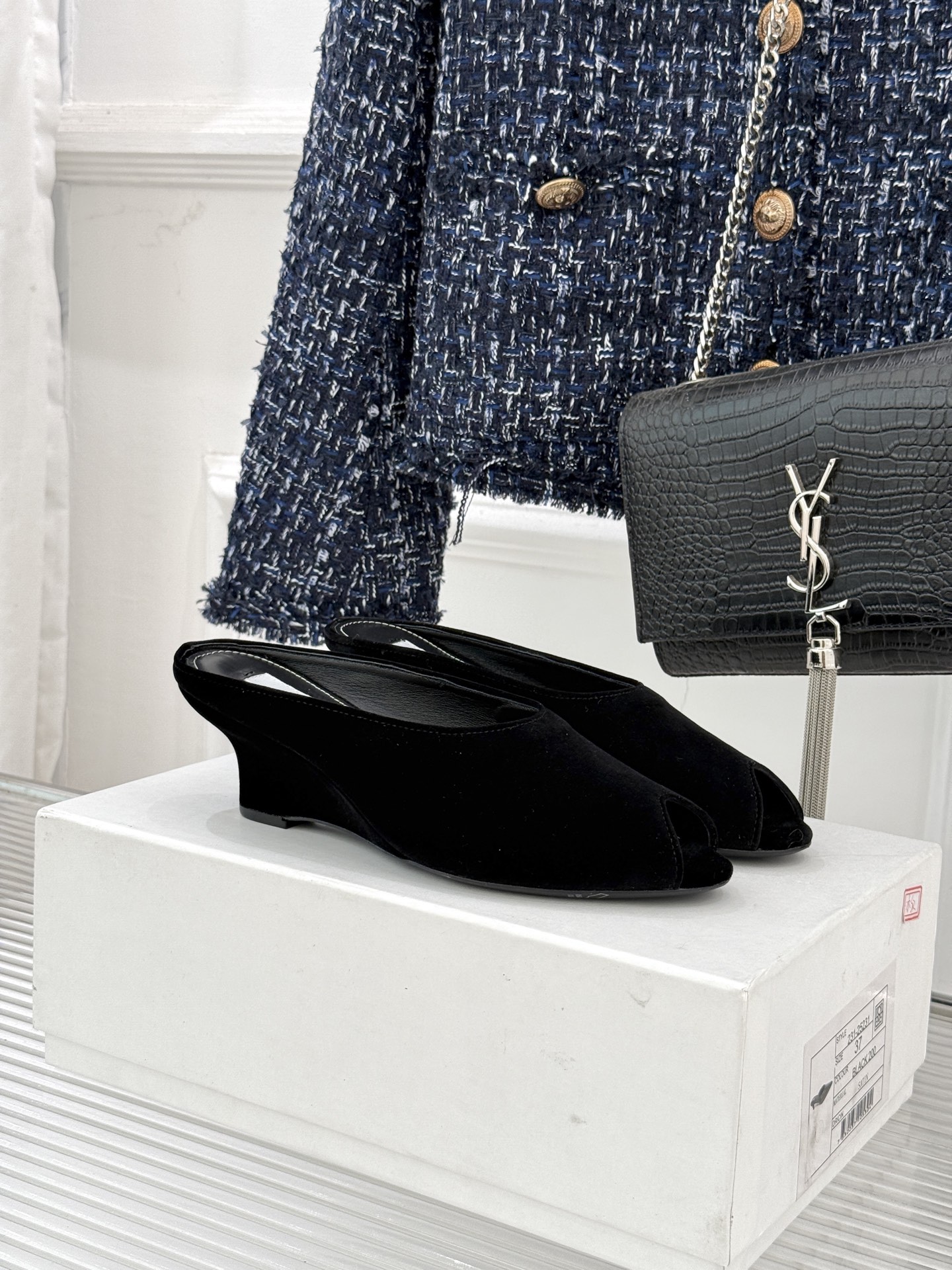 NO:707935,Toteme26WF's new wedge heel fish mouth slippers combine the cold restraint of Nordic minimalism with the languid relaxation of the wedge heel and the feminine charm of the fish mouth. The architectural silhouette is outlined with precise tailoring. The classic fish mouth silhouette has been repeatedly polished. The toe line is clean and smooth. Visually, it naturally extends the leg line. With the elevation effect of the wedge heel, it can easily create a sense of slender and straight legs. Small people can also have a tall and tall aura. The body of the shoe eliminates all redundant decorations.  Only smooth integrated lines are used to outline the silhouette, and the Nordic minimalist aesthetics of restraint are implemented to the end. The seamless stitching process from the shoe body to the heel is not only the finishing touch of summer style, but also the texture that is required for cross-season wear. It makes every step have its own lazy and high-end rhythm. It hides edge in simplicity and sees refinement in relaxation. The fabric is made of original customized leather, and the inner toe-toe is made of sheepskin. The genuine leather outsole imported from Italy  size35-39 (40/41 customized), semi-trailers, slippers, sheepskin, Leather soles19860909Toteme26WF新品坡跟鱼嘴拖鞋 将北欧极简的冷峻克制 揉入坡跟的慵懒松弛与鱼嘴的柔媚风情 以精准剪裁勾勒建筑感廓形 经典鱼嘴廓形经反复打磨 鞋头线条利落流畅 从视觉上自然延伸腿部线条 搭配坡跟的拔高效果 轻松穿出双腿修长笔直的既视感 小个子也能拥有挺拔气场. 鞋身摒弃所有冗余装饰 仅以流畅的一体化线条勾勒轮廓 将北欧极简的克制美学贯彻到底 鞋身至鞋跟的无缝车线工艺 既是夏日造型的点睛之笔 亦是跨季穿搭的质感刚需 让每一步迈步都自带慵懒高级韵律 于简约中藏锋芒 于松弛中见精致. 面料采用原版定制皮料 内里踮脚均为羊皮 意大利进口真皮大底 size35-39（40/41定制）,半拖,slippers,sheepskin,Leather soles,Women's Shoes