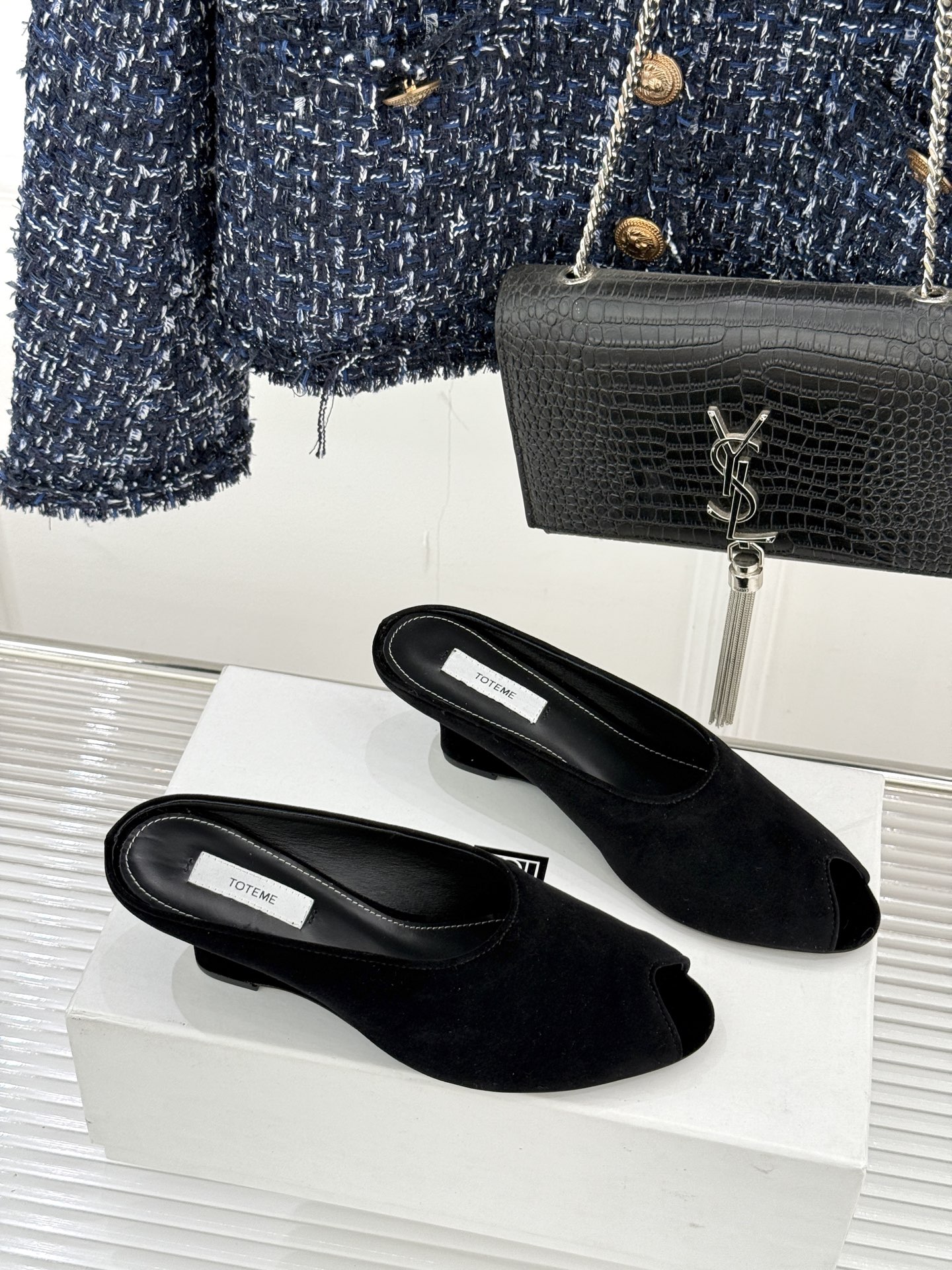 Toteme26WF新品坡跟鱼嘴拖鞋将北欧极简的冷峻克制揉入坡跟的慵懒松弛与鱼嘴的柔媚风情以精准剪裁勾勒