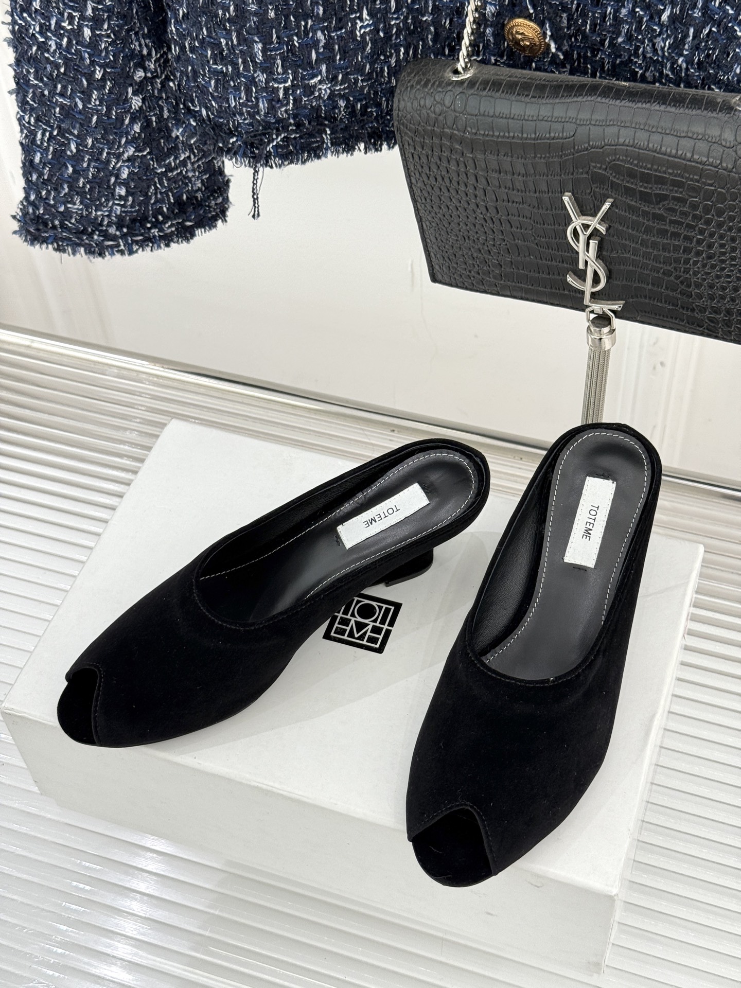 Toteme26WF新品坡跟鱼嘴拖鞋将北欧极简的冷峻克制揉入坡跟的慵懒松弛与鱼嘴的柔媚风情以精准剪裁勾勒