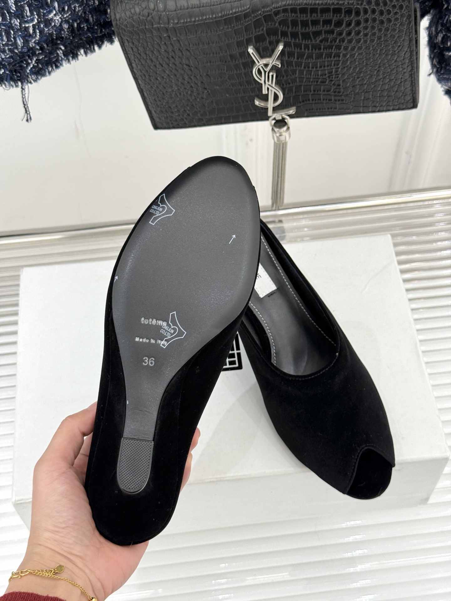 Toteme26WF新品坡跟鱼嘴拖鞋将北欧极简的冷峻克制揉入坡跟的慵懒松弛与鱼嘴的柔媚风情以精准剪裁勾勒