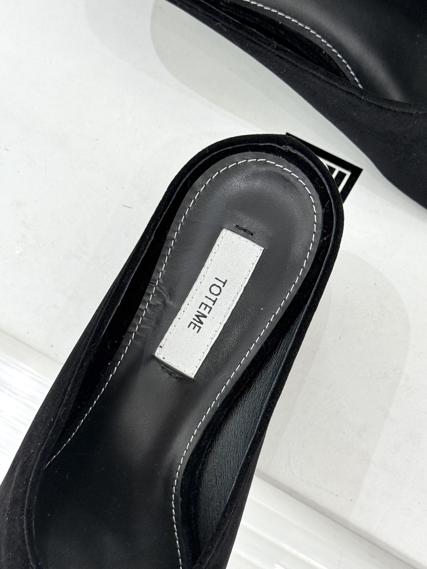 Toteme26WF新品坡跟鱼嘴拖鞋将北欧极简的冷峻克制揉入坡跟的慵懒松弛与鱼嘴的柔媚风情以精准剪裁勾勒