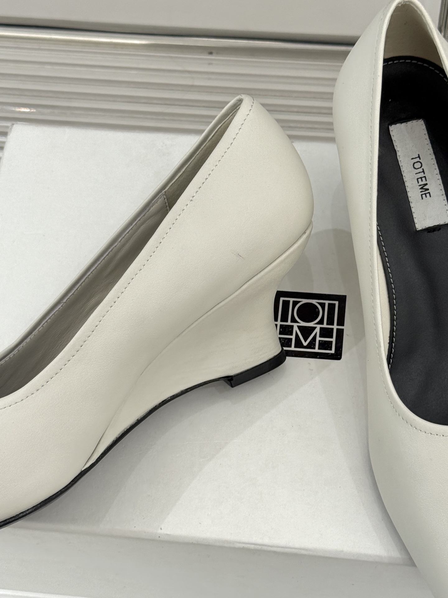 Toteme26WF新品尖头皮跟单鞋承袭北欧极简的冷峻风骨这系列「本真之美」的松弛内核以建筑感剪裁勾勒鞋