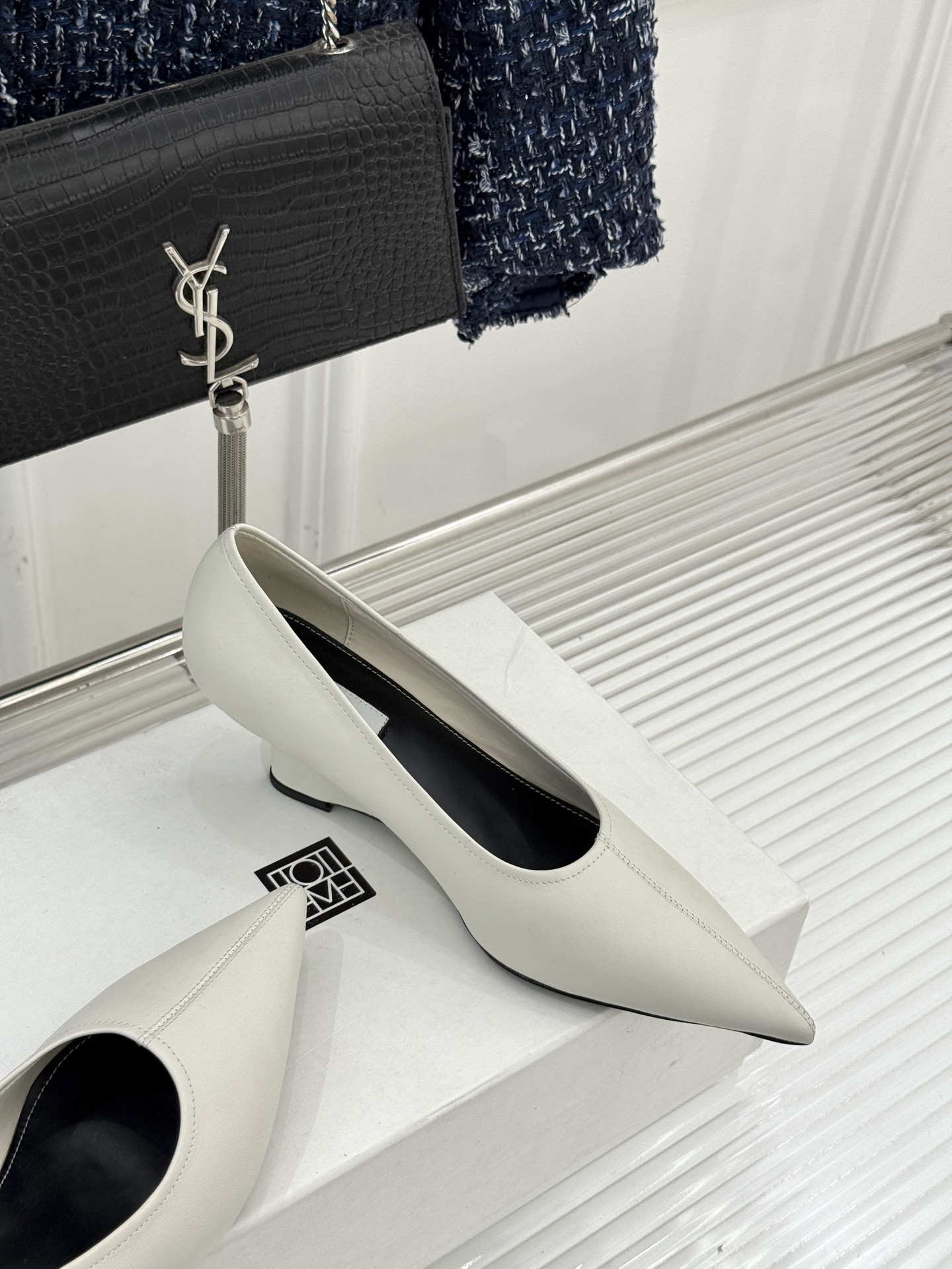 Toteme26WF新品尖头皮跟单鞋承袭北欧极简的冷峻风骨这系列「本真之美」的松弛内核以建筑感剪裁勾勒鞋