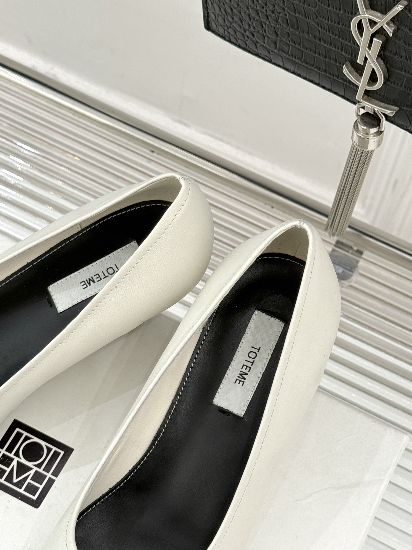 Toteme26WF新品尖头皮跟单鞋承袭北欧极简的冷峻风骨这系列「本真之美」的松弛内核以建筑感剪裁勾勒鞋