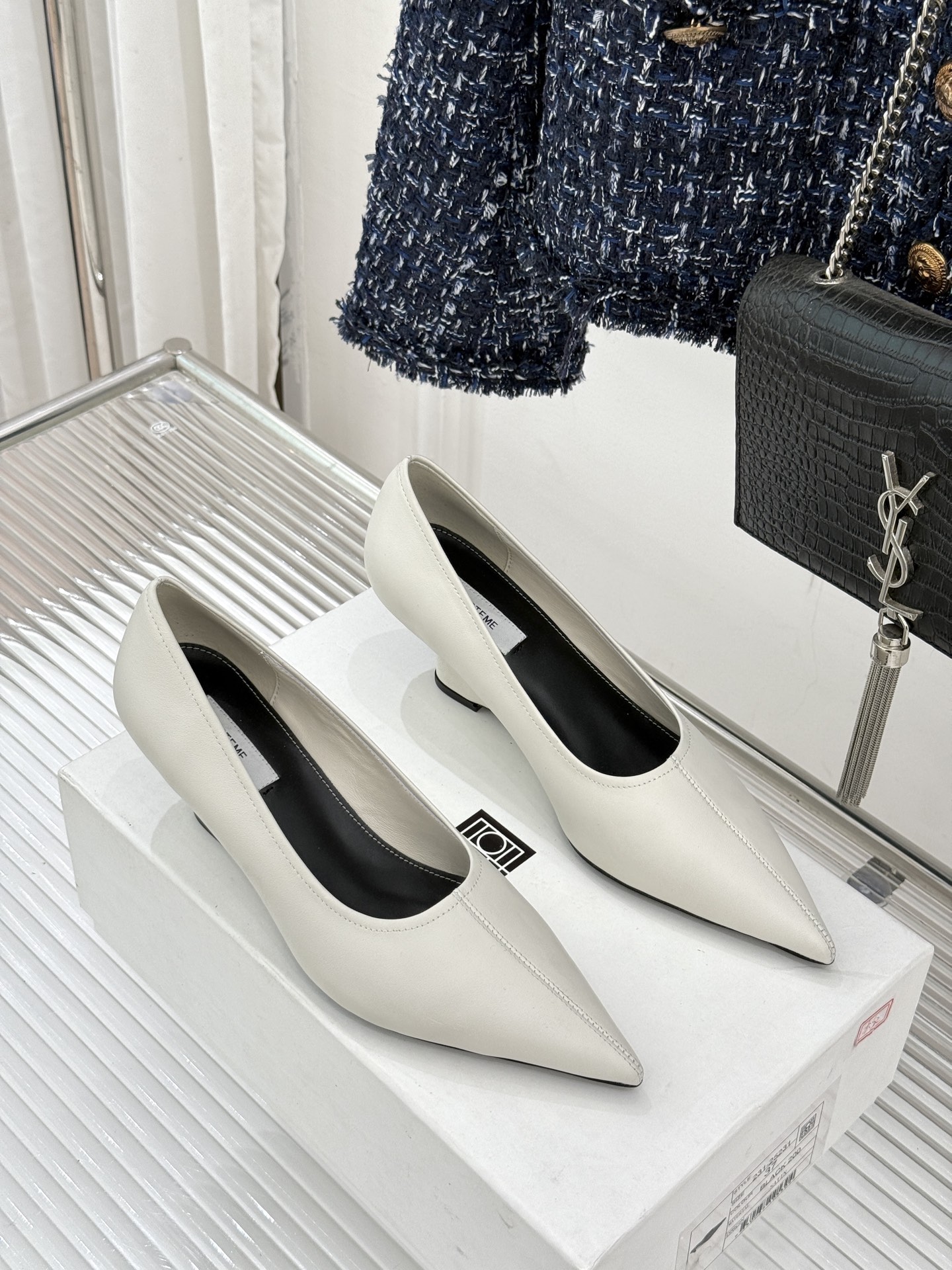 Toteme26WF新品尖头皮跟单鞋承袭北欧极简的冷峻风骨这系列「本真之美」的松弛内核以建筑感剪裁勾勒鞋