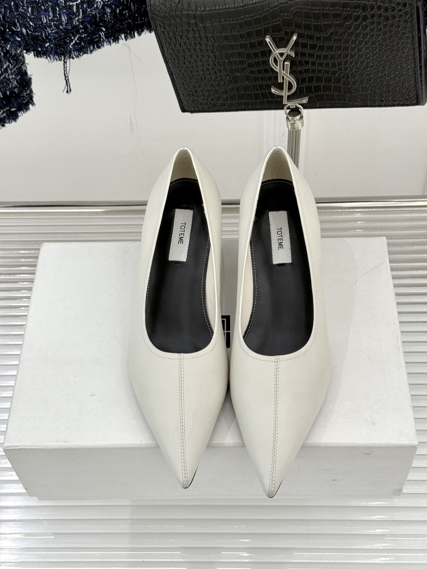 Toteme26WF新品尖头皮跟单鞋承袭北欧极简的冷峻风骨这系列「本真之美」的松弛内核以建筑感剪裁勾勒鞋