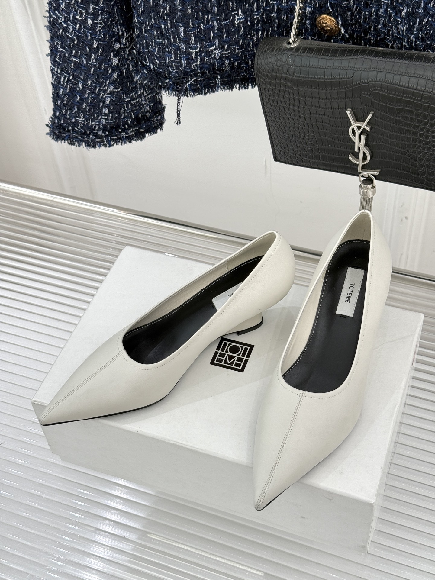 Toteme26WF新品尖头皮跟单鞋承袭北欧极简的冷峻风骨这系列「本真之美」的松弛内核以建筑感剪裁勾勒鞋