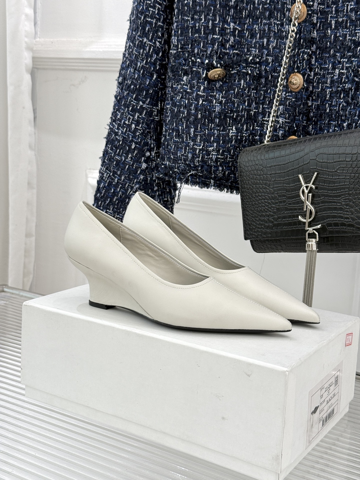 Toteme26WF新品尖头皮跟单鞋承袭北欧极简的冷峻风骨这系列「本真之美」的松弛内核以建筑感剪裁勾勒鞋