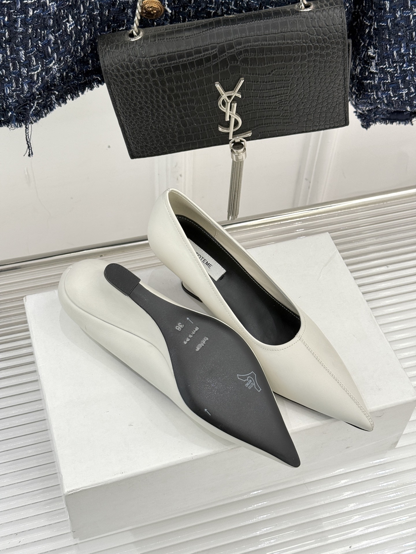 Toteme26WF新品尖头皮跟单鞋承袭北欧极简的冷峻风骨这系列「本真之美」的松弛内核以建筑感剪裁勾勒鞋