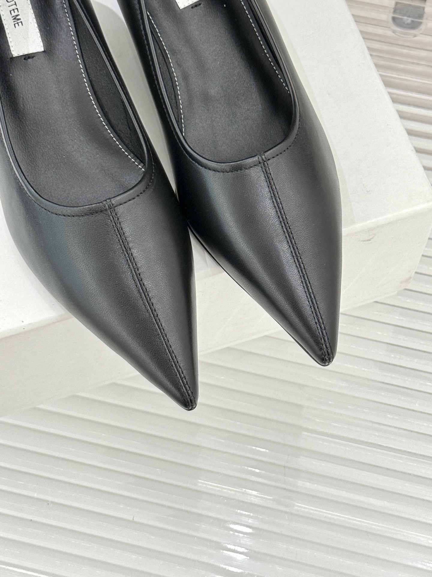 Toteme26WF新品尖头皮跟单鞋承袭北欧极简的冷峻风骨这系列「本真之美」的松弛内核以建筑感剪裁勾勒鞋