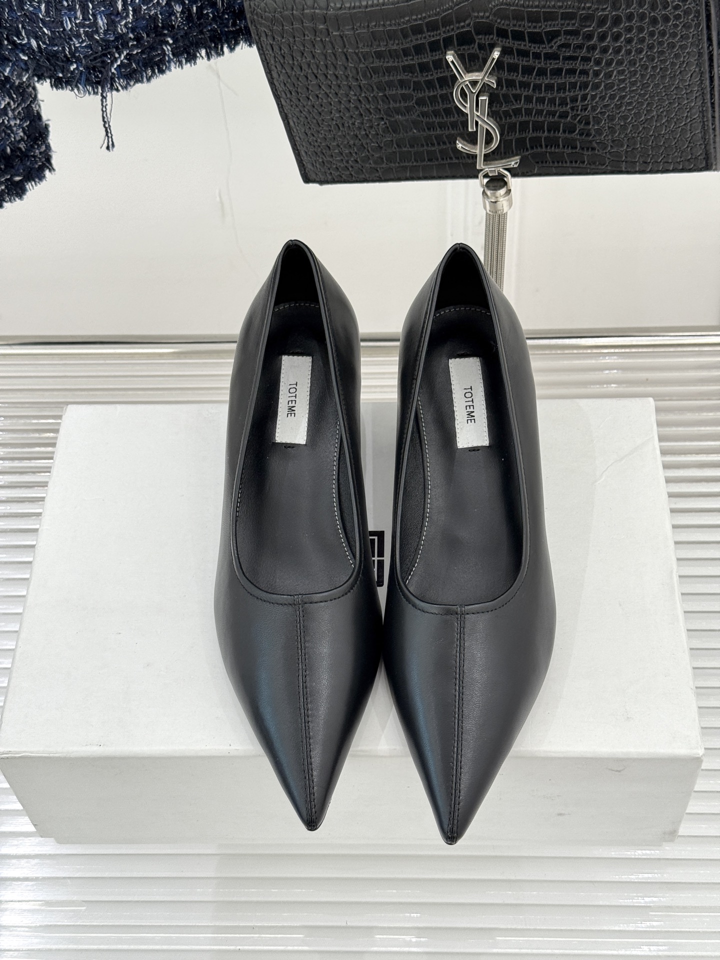 Toteme26WF新品尖头皮跟单鞋承袭北欧极简的冷峻风骨这系列「本真之美」的松弛内核以建筑感剪裁勾勒鞋