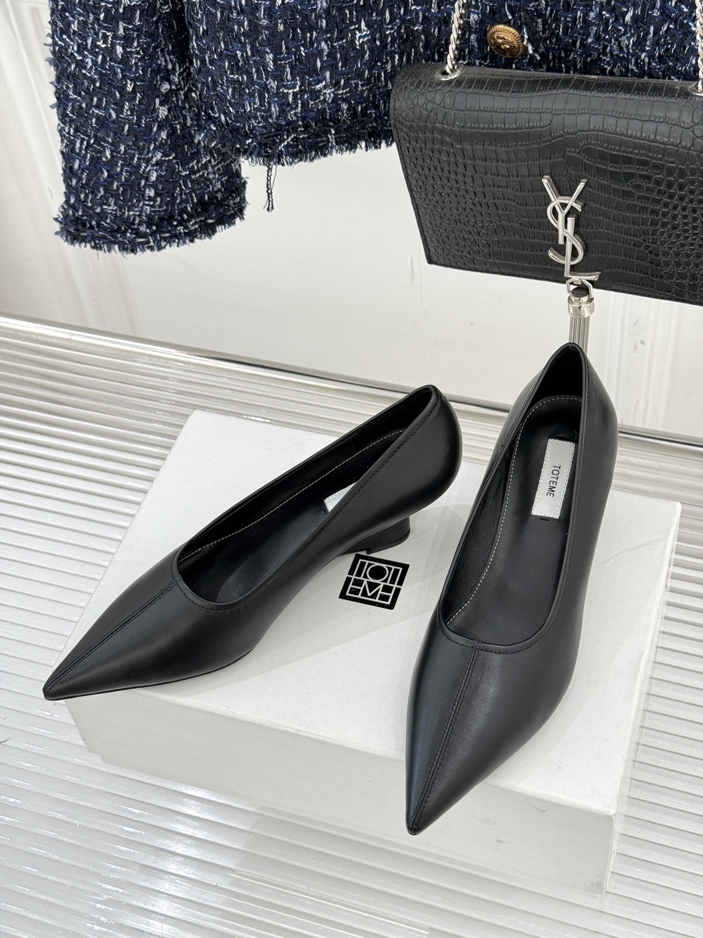 Toteme26WF新品尖头皮跟单鞋承袭北欧极简的冷峻风骨这系列「本真之美」的松弛内核以建筑感剪裁勾勒鞋