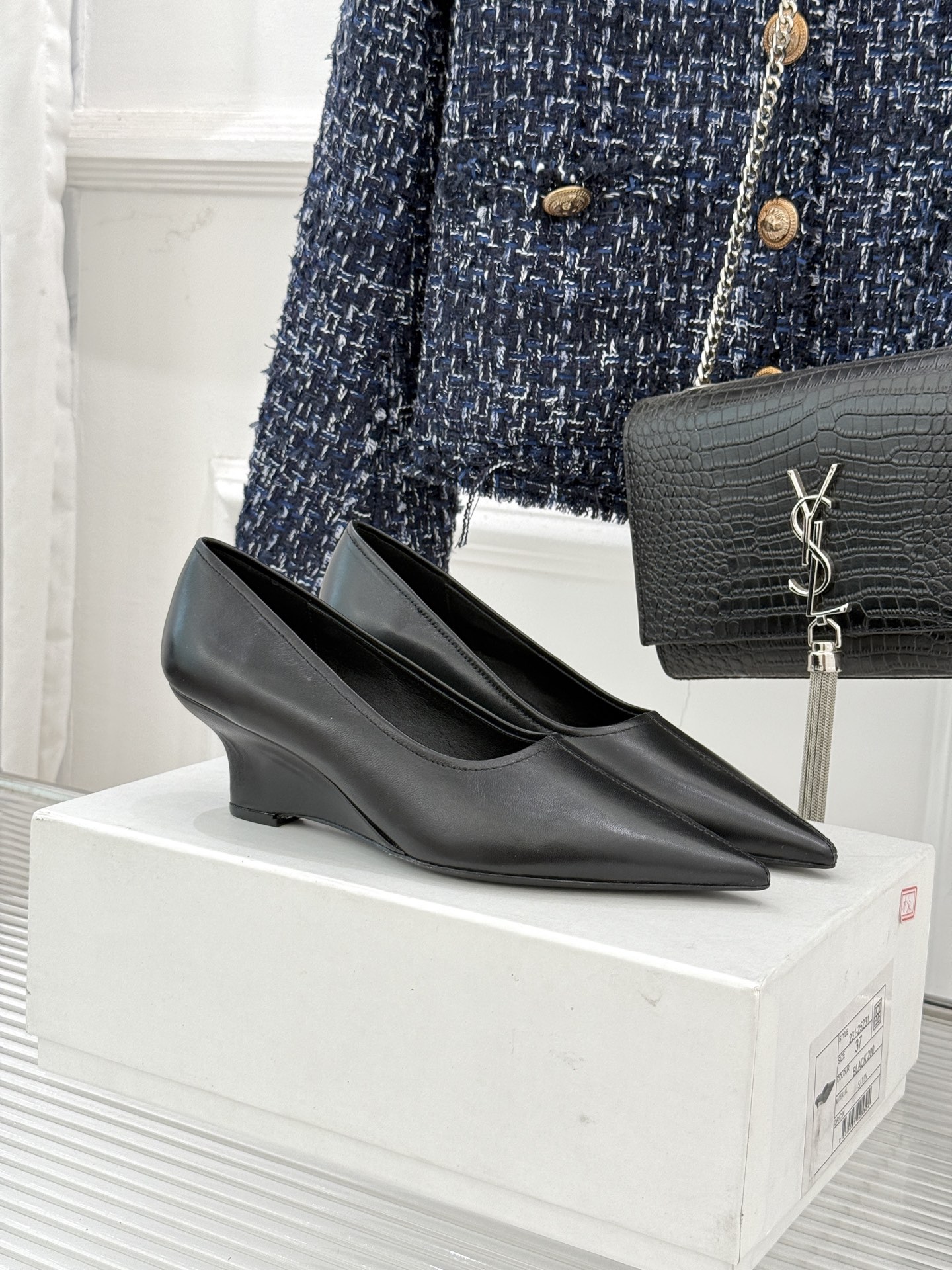 NO:707928,Toteme26WF's new pointed toe-heeled shoes inherit the cool style of Nordic minimalism. The relaxed core of this series of 'authentic beauty' uses architectural tailoring to outline the style of the shoes. The classic pointed-toe silhouette has been repeatedly polished. The lines are neat but not sharp. The seamless stitching process from the toe to the heel demonstrates the brand's consistent exquisite craftsmanship. The heel design is the soul of this pair of shoes. The leather heel design with a golden height of 3-5cm is used as a tool to modify the proportions.  It is also the best choice for daily commuting. Pair it with a black minimalist little black dress. The same color style adds a sense of luxury. It is low-key but eye-catching. No complicated accessories are needed. A pair of shoes can support the whole atmosphere. The fabric is made of original customized leather. The inner toes are all sheepskin. Italian imported leather outsole size 35-39 (customized 40/41), high-heeled shoes, high heels, skirts, sheepskin, gold, Leather soles19860909Toteme26WF新品尖头皮跟单鞋 承袭北欧极简的冷峻风骨 这系列「本真之美」的松弛内核 以建筑感剪裁勾勒鞋履风骨 经典尖头廓形经反复打磨 线条利落却不凌厉 鞋头至鞋跟的无缝车线工艺 彰显品牌一贯的精湛工艺 鞋跟设计是这双鞋的灵魂所在 选用3-5cm黄金高度的皮跟设计 既是修饰比例的利器 又是日常通勤的最佳选择 搭配黑色极简小黑裙 同色系穿搭高级感拉满 低调却足够吸睛 无需繁复配饰 一双鞋便能撑起全场气场. 面料采用原版定制皮料 内里踮脚均为羊皮 意大利进口真皮大底 size35-39（40/41定制）,高跟鞋单鞋,high heels,skirts,sheepskin,gold,Leather soles,Women's Shoes