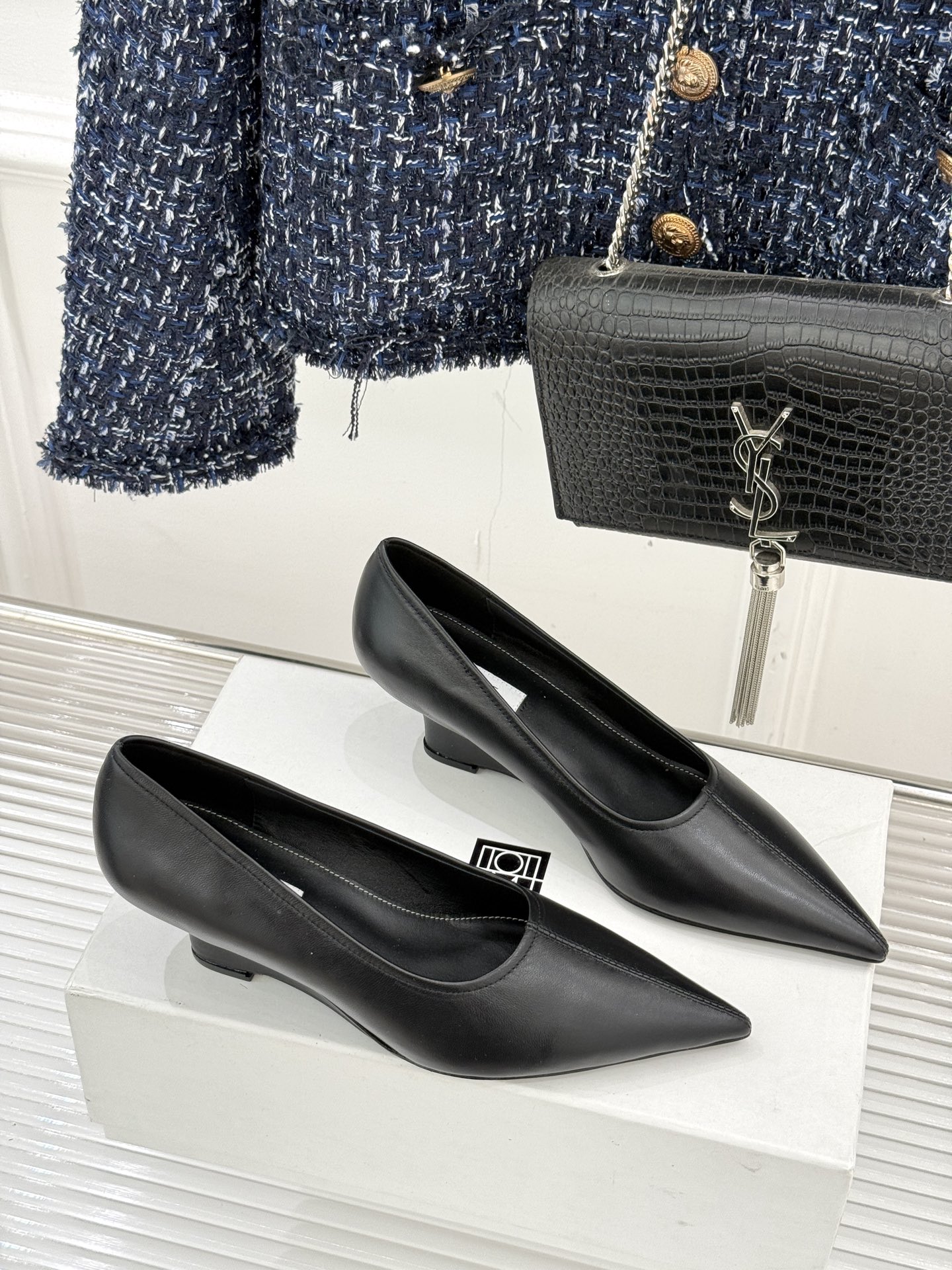 Toteme26WF新品尖头皮跟单鞋承袭北欧极简的冷峻风骨这系列「本真之美」的松弛内核以建筑感剪裁勾勒鞋