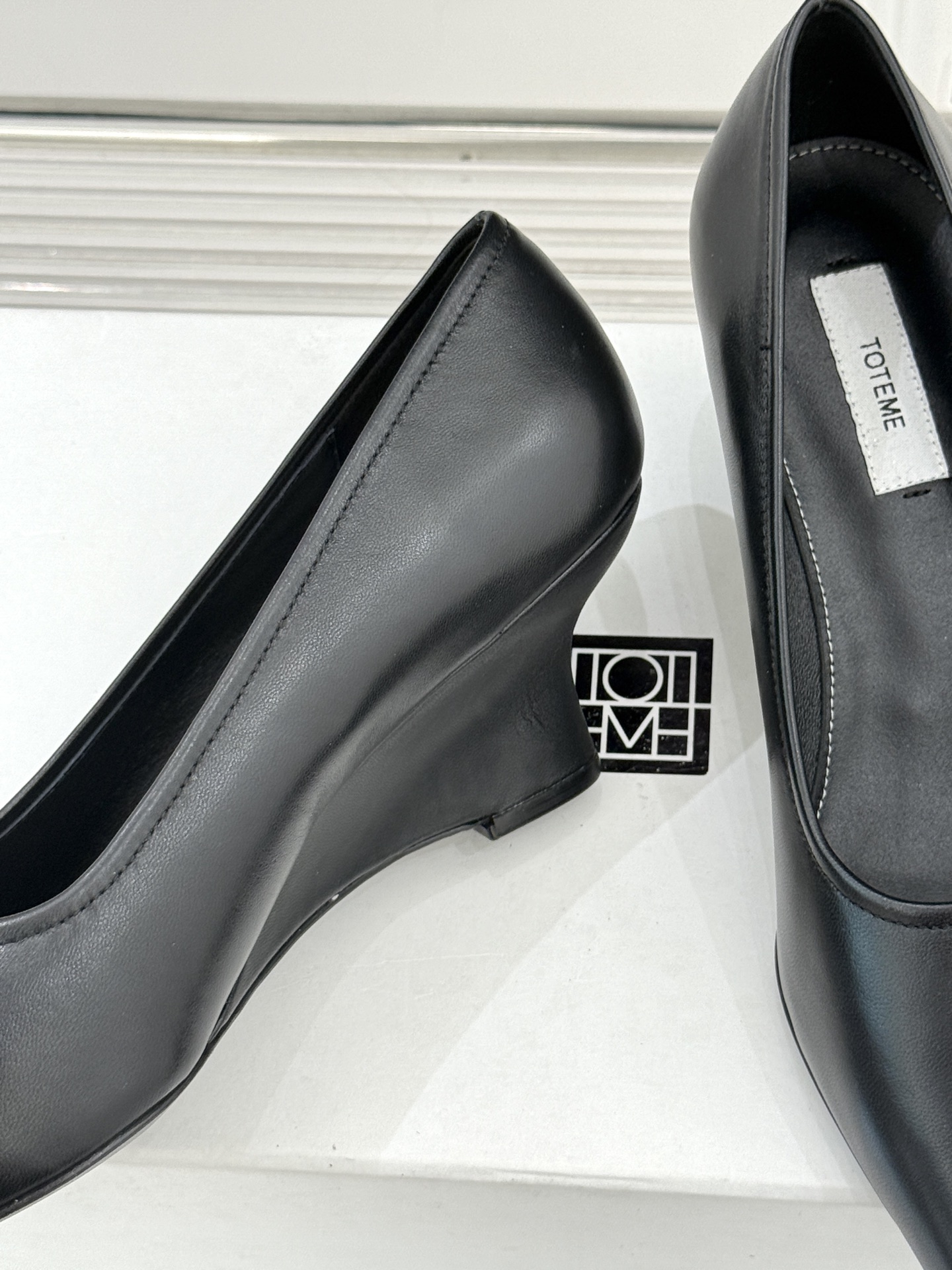 Toteme26WF新品尖头皮跟单鞋承袭北欧极简的冷峻风骨这系列「本真之美」的松弛内核以建筑感剪裁勾勒鞋