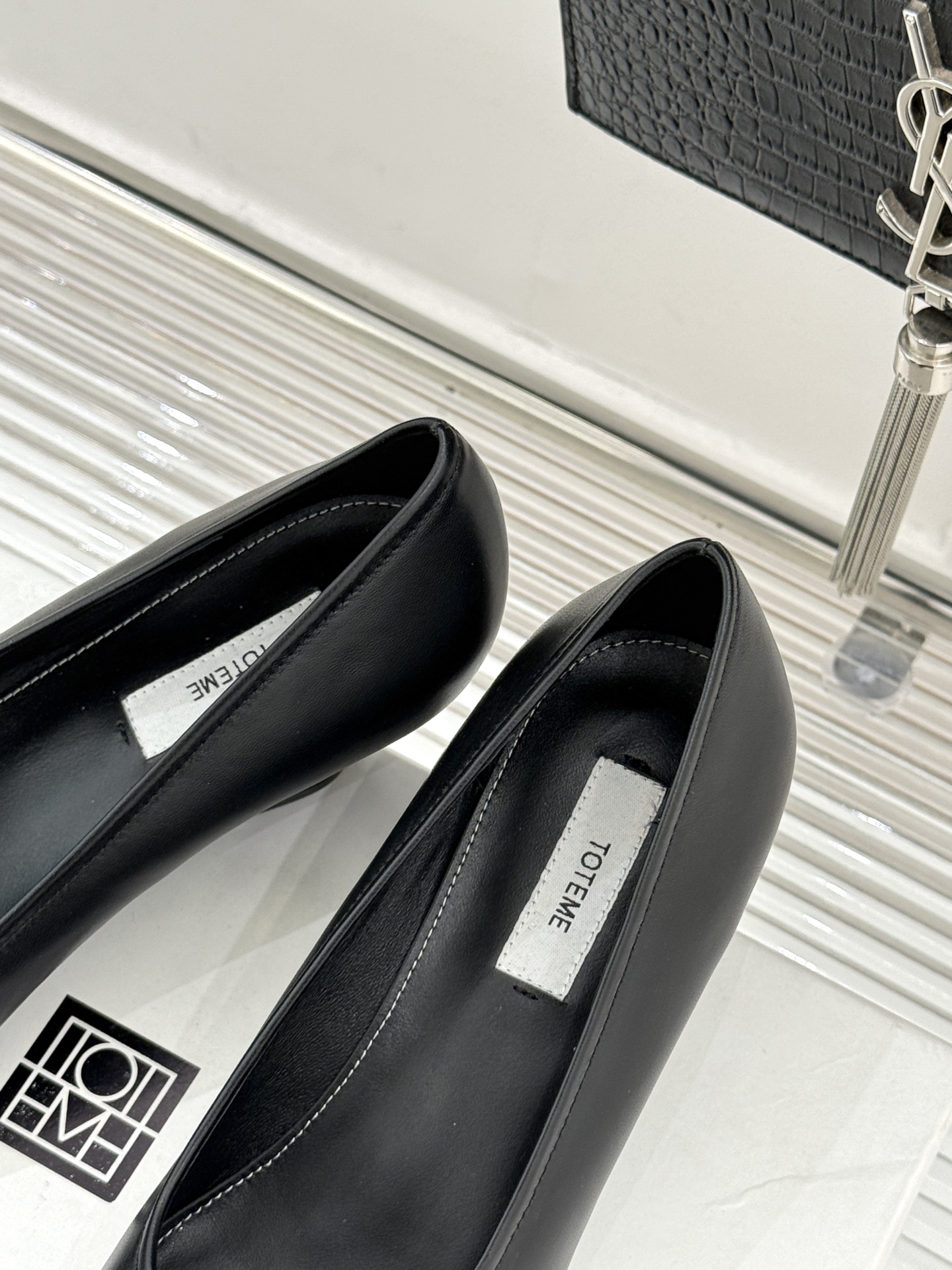 Toteme26WF新品尖头皮跟单鞋承袭北欧极简的冷峻风骨这系列「本真之美」的松弛内核以建筑感剪裁勾勒鞋