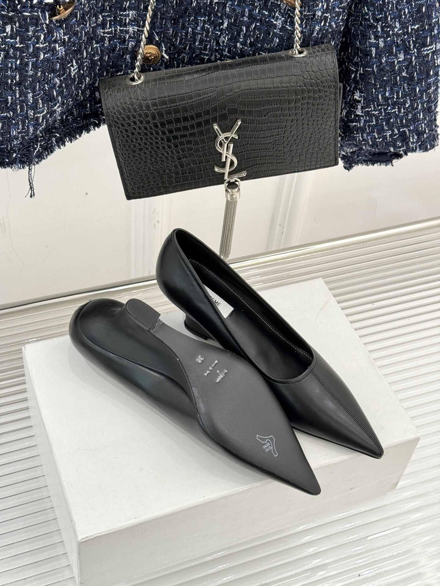 Toteme26WF新品尖头皮跟单鞋承袭北欧极简的冷峻风骨这系列「本真之美」的松弛内核以建筑感剪裁勾勒鞋