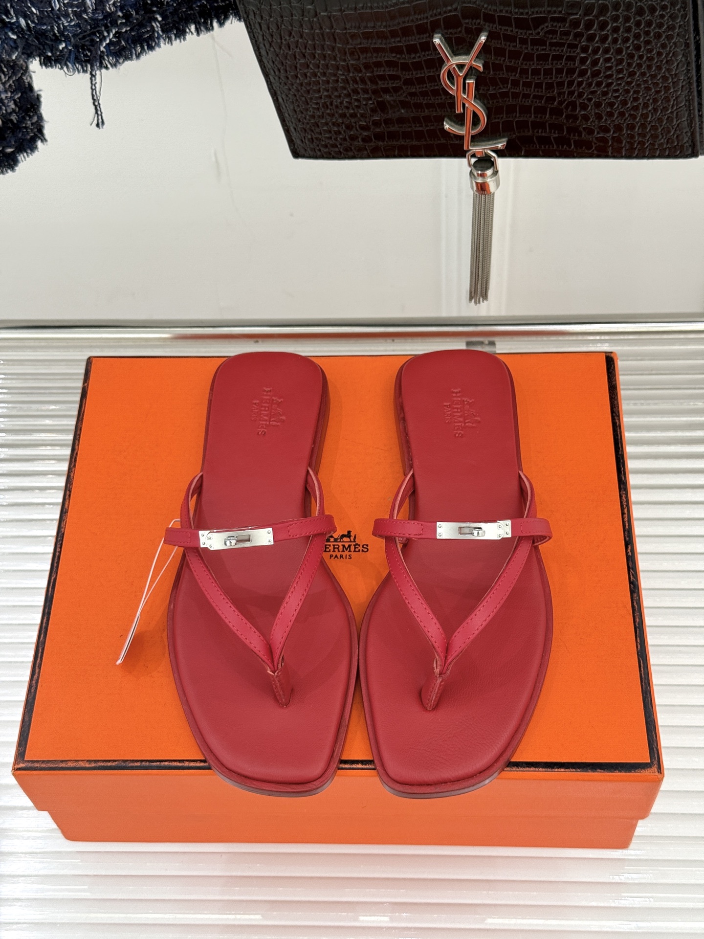 顶版Hermès/爱马仕25WF新品Kelly扣细带夹脚人字拖鞋当Kelly包的传奇基因邂逅夏日步履这款