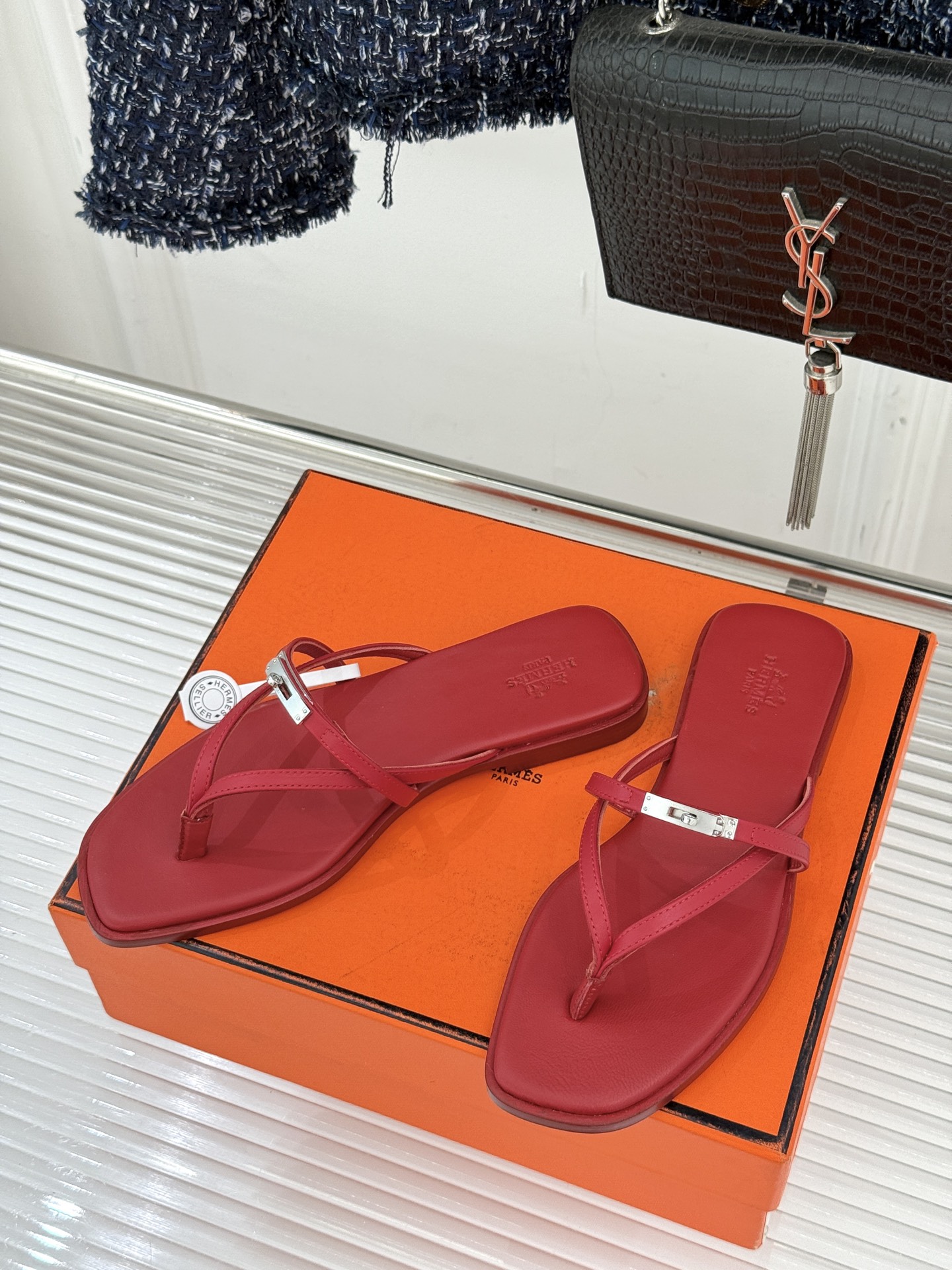 顶版Hermès/爱马仕25WF新品Kelly扣细带夹脚人字拖鞋当Kelly包的传奇基因邂逅夏日步履这款
