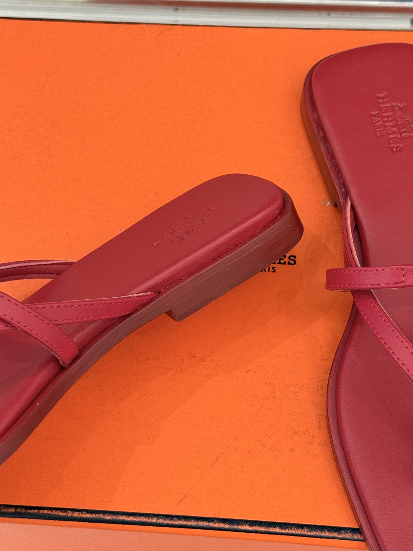 顶版Hermès/爱马仕25WF新品Kelly扣细带夹脚人字拖鞋当Kelly包的传奇基因邂逅夏日步履这款