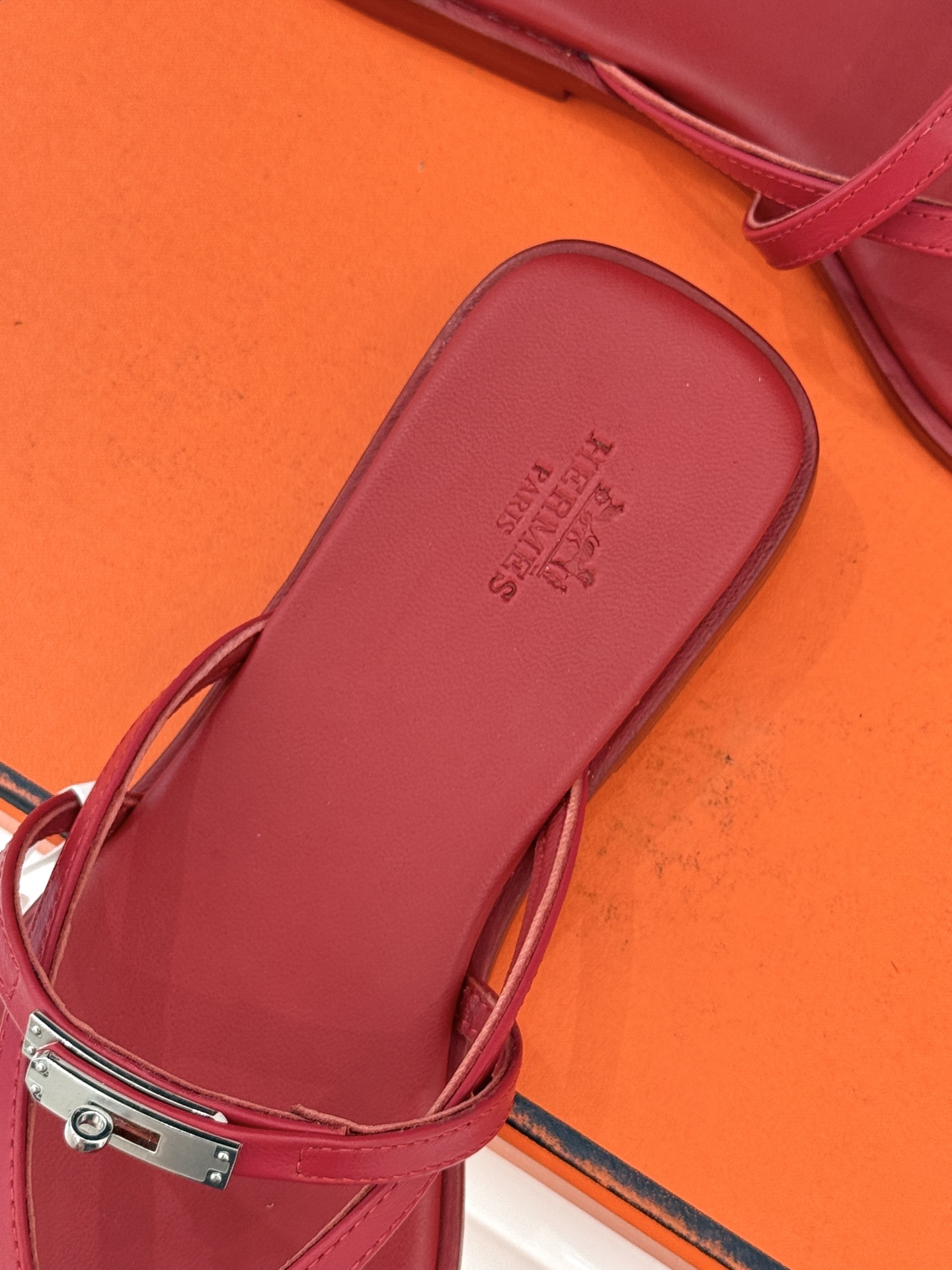 顶版Hermès/爱马仕25WF新品Kelly扣细带夹脚人字拖鞋当Kelly包的传奇基因邂逅夏日步履这款