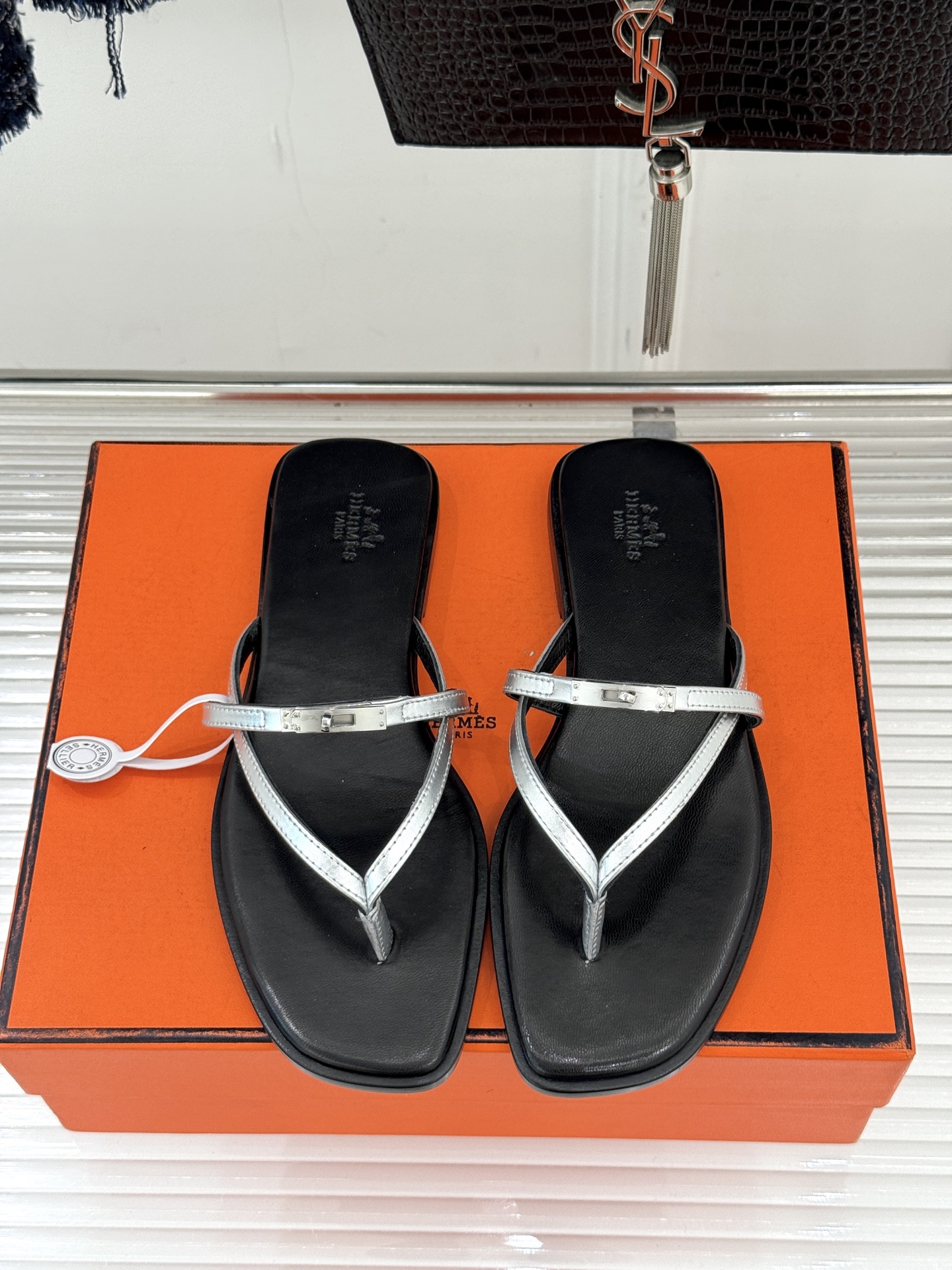 顶版Hermès/爱马仕25WF新品Kelly扣细带夹脚人字拖鞋当Kelly包的传奇基因邂逅夏日步履这款