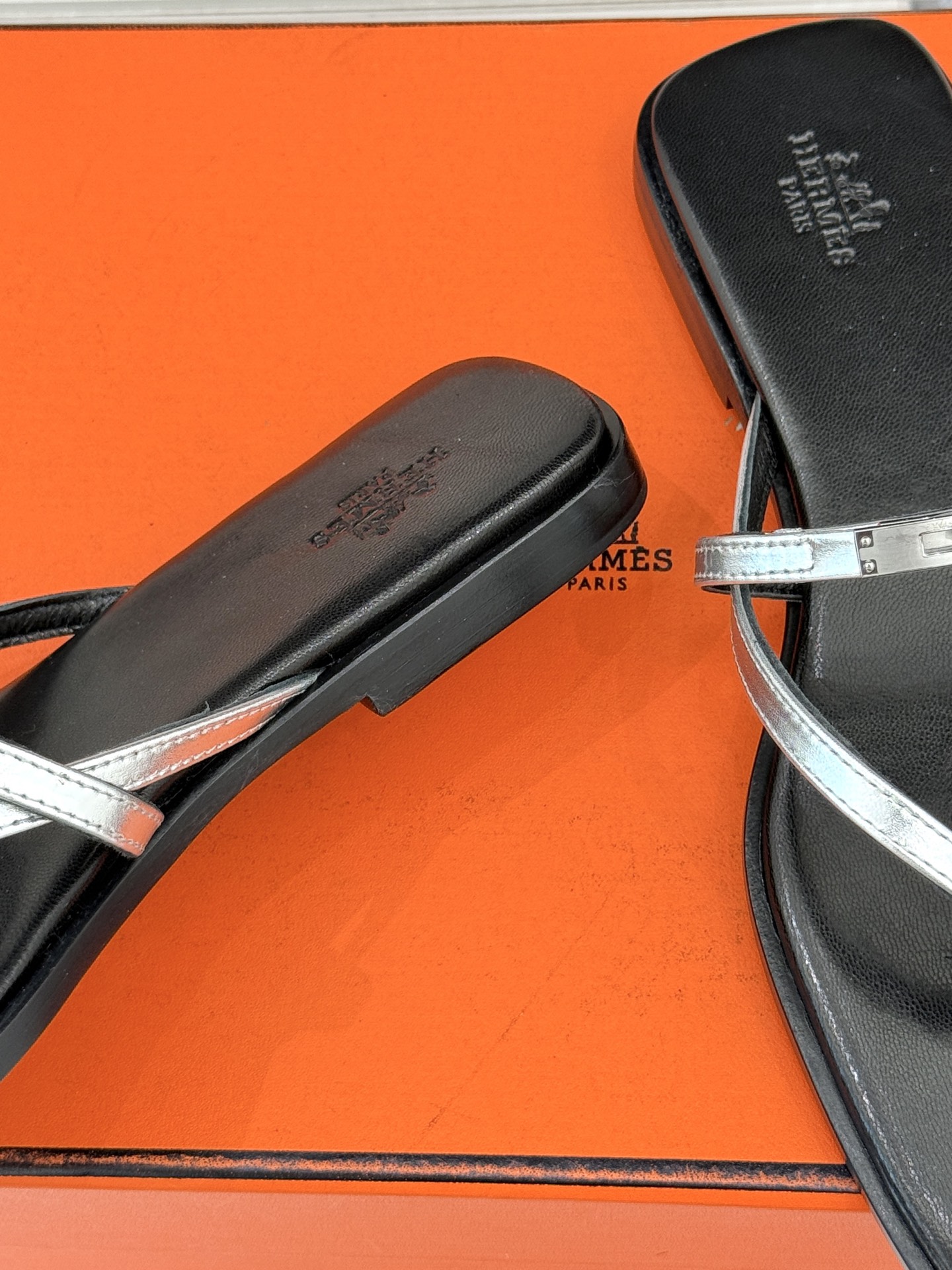 顶版Hermès/爱马仕25WF新品Kelly扣细带夹脚人字拖鞋当Kelly包的传奇基因邂逅夏日步履这款