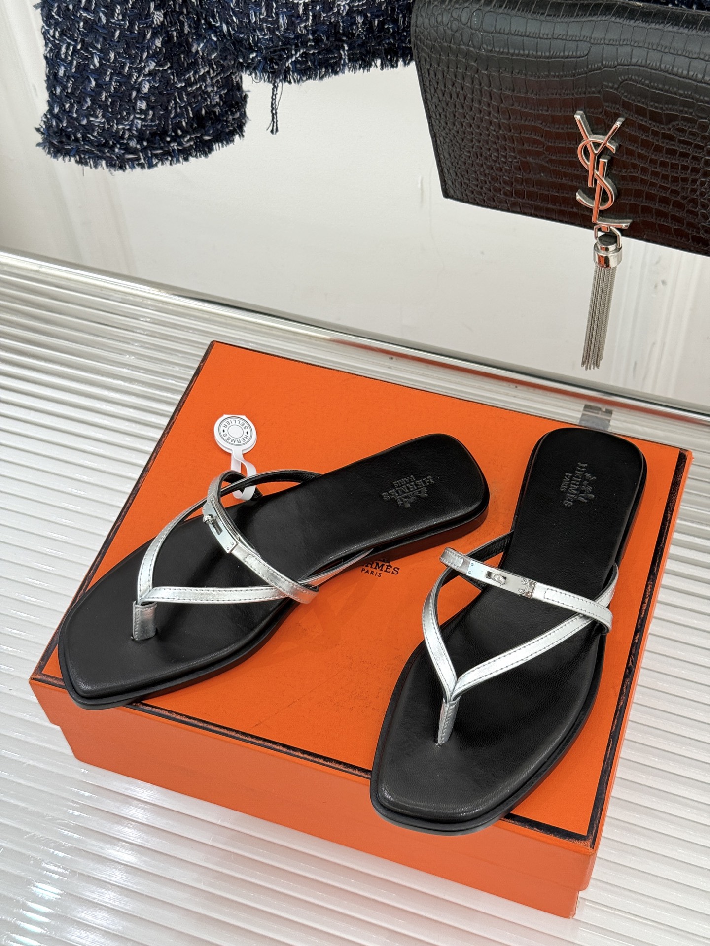 顶版Hermès/爱马仕25WF新品Kelly扣细带夹脚人字拖鞋当Kelly包的传奇基因邂逅夏日步履这款