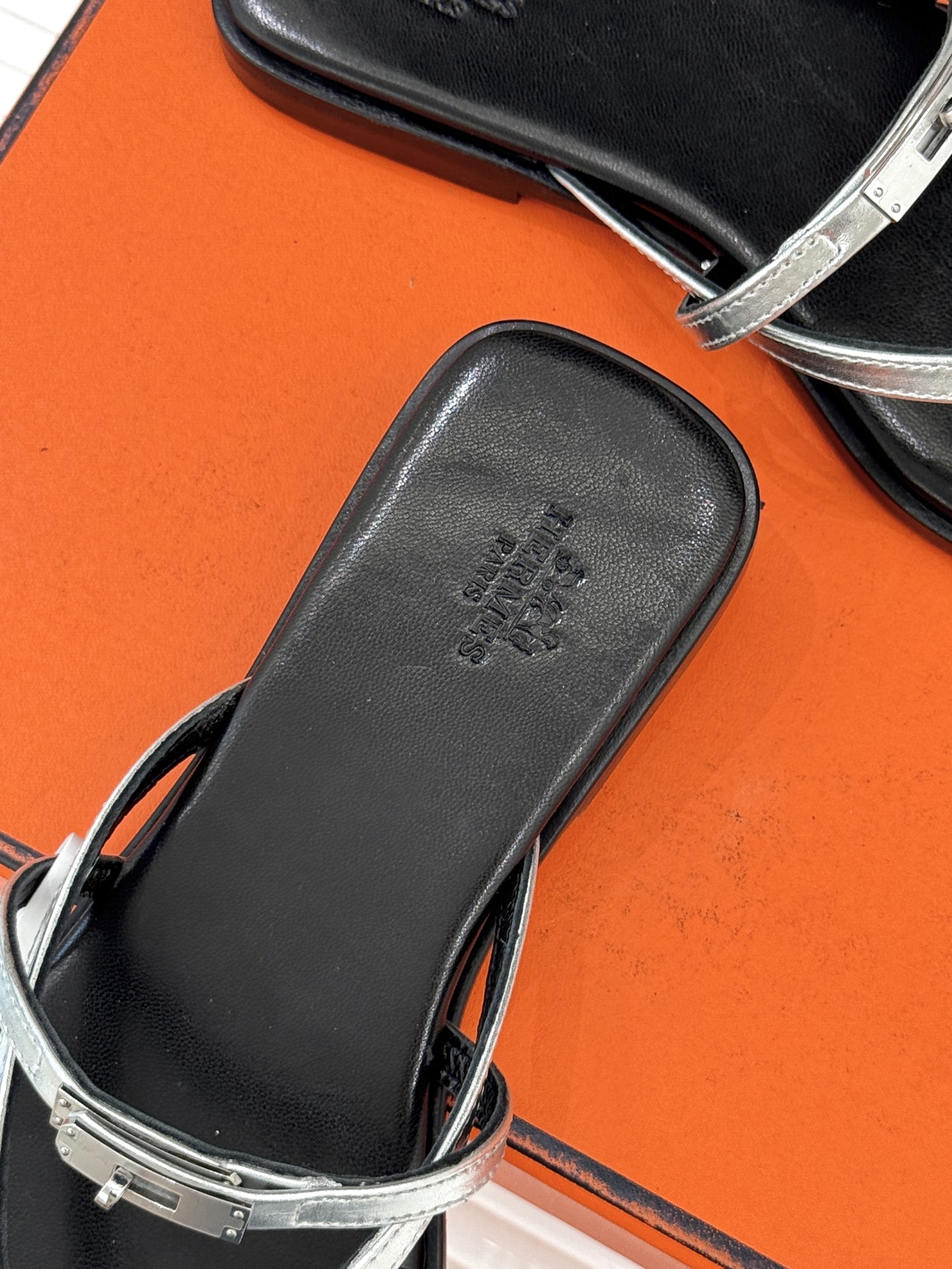 顶版Hermès/爱马仕25WF新品Kelly扣细带夹脚人字拖鞋当Kelly包的传奇基因邂逅夏日步履这款