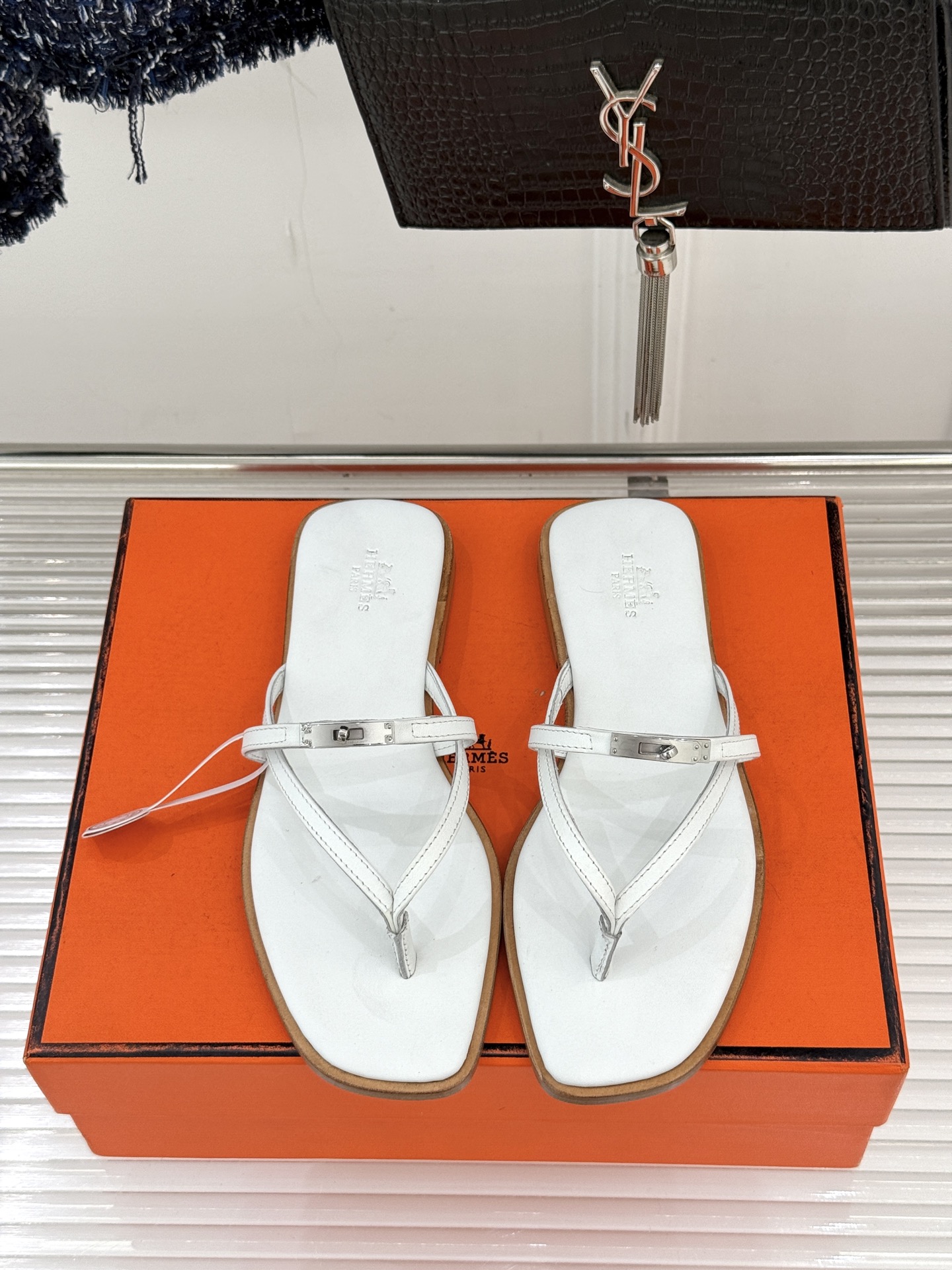 顶版Hermès/爱马仕25WF新品Kelly扣细带夹脚人字拖鞋当Kelly包的传奇基因邂逅夏日步履这款