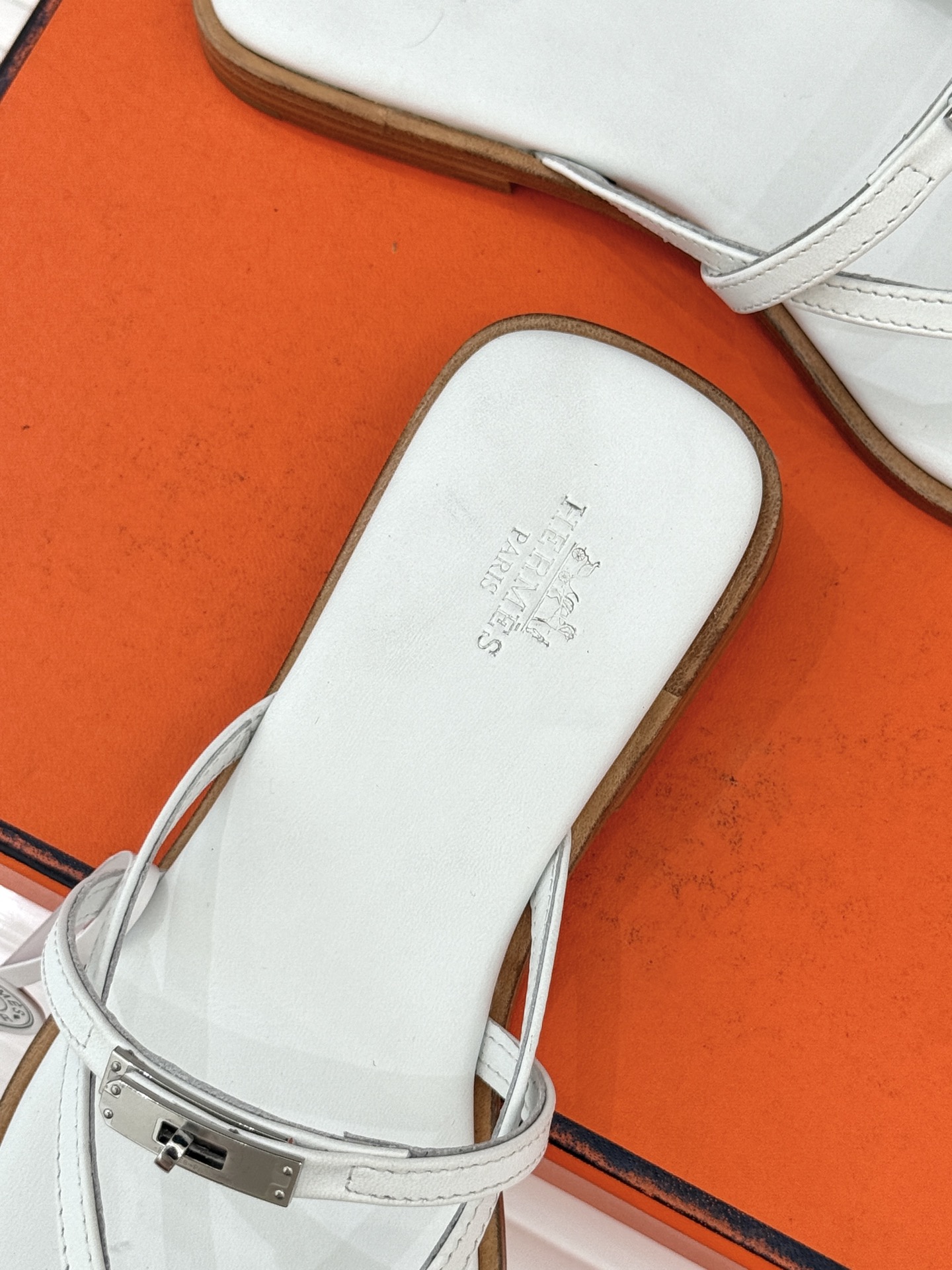 顶版Hermès/爱马仕25WF新品Kelly扣细带夹脚人字拖鞋当Kelly包的传奇基因邂逅夏日步履这款