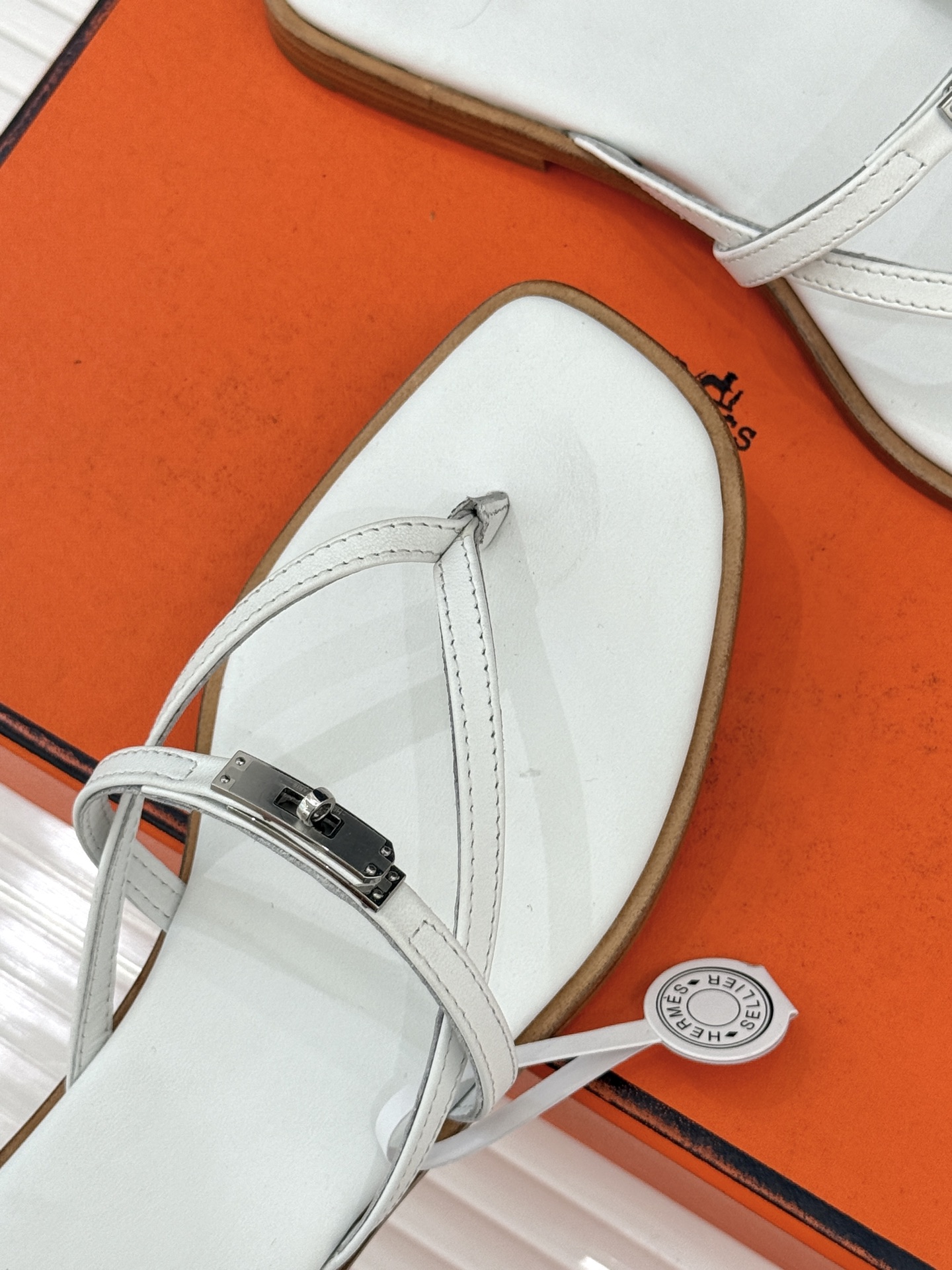 顶版Hermès/爱马仕25WF新品Kelly扣细带夹脚人字拖鞋当Kelly包的传奇基因邂逅夏日步履这款