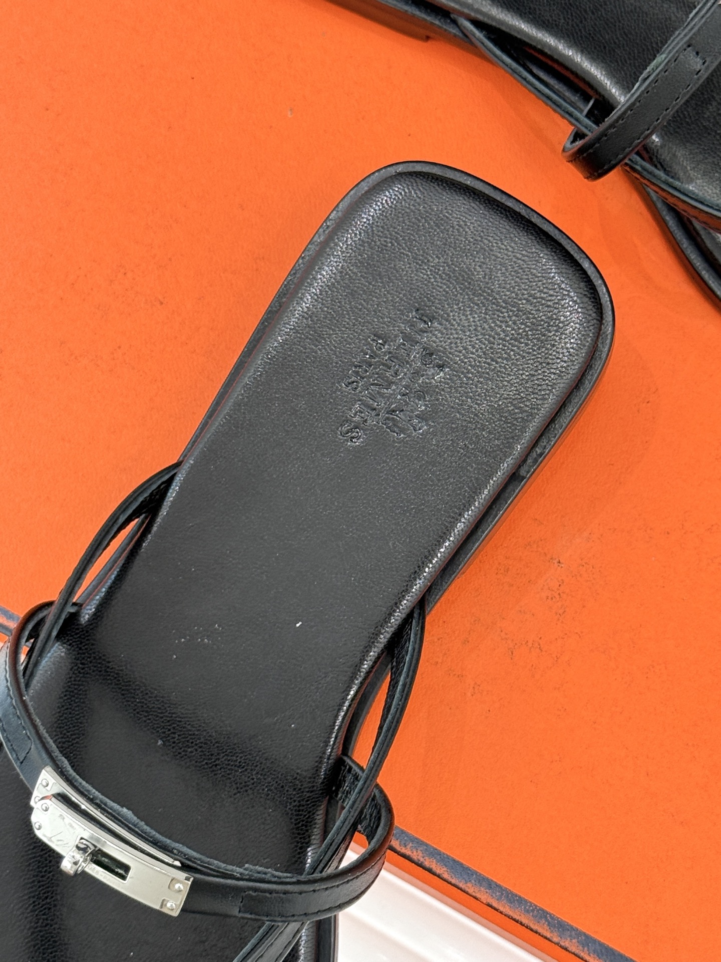 顶版Hermès/爱马仕25WF新品Kelly扣细带夹脚人字拖鞋当Kelly包的传奇基因邂逅夏日步履这款