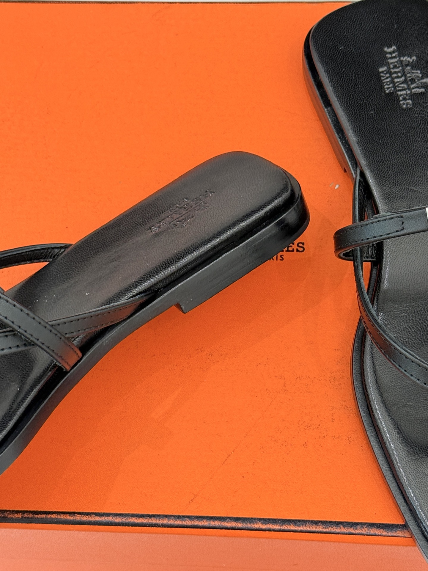 顶版Hermès/爱马仕25WF新品Kelly扣细带夹脚人字拖鞋当Kelly包的传奇基因邂逅夏日步履这款