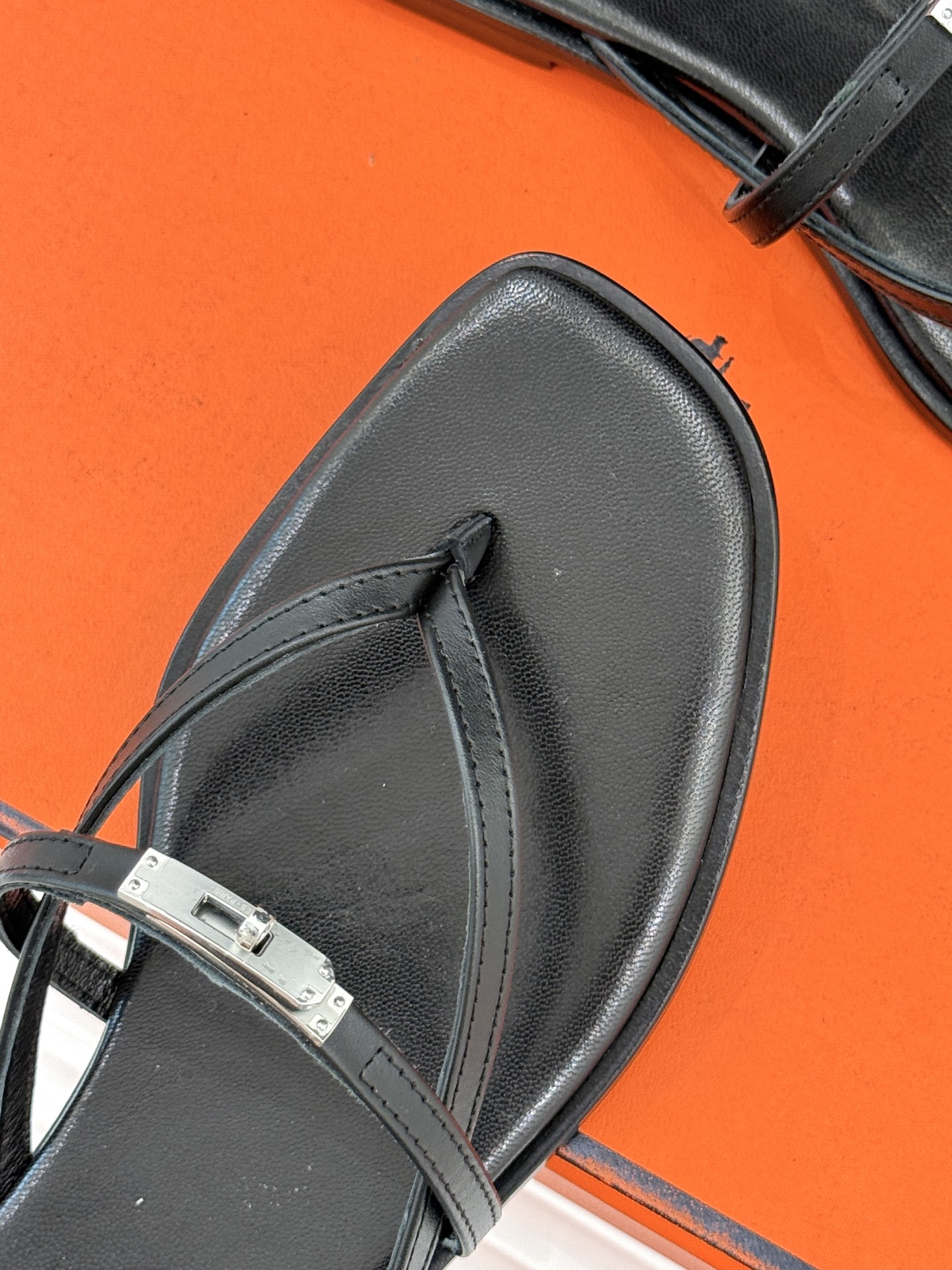 顶版Hermès/爱马仕25WF新品Kelly扣细带夹脚人字拖鞋当Kelly包的传奇基因邂逅夏日步履这款