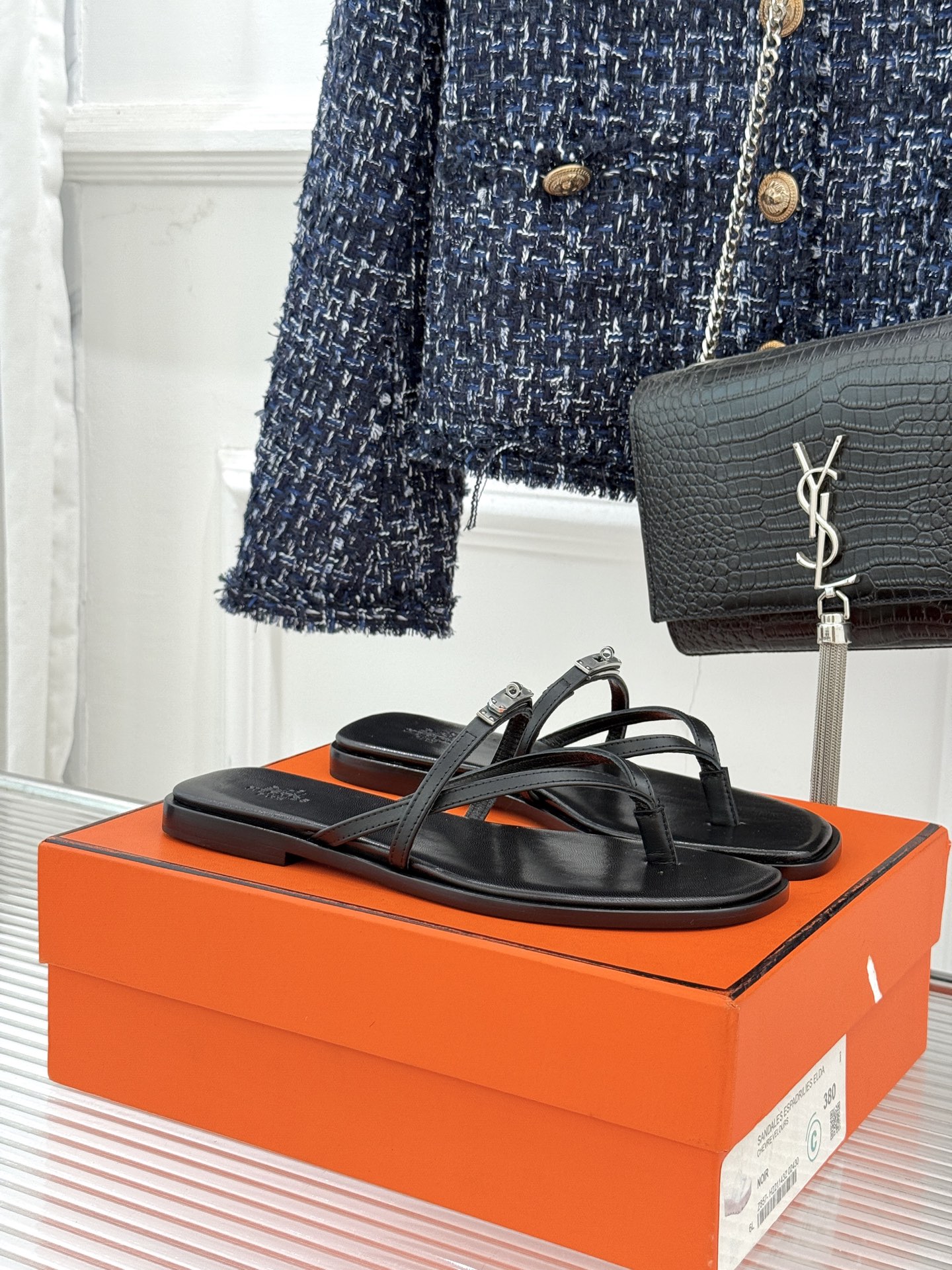 NO:707917,Top version Hermès/Hermès 25WF new Kelly buckle thin strap flip-flops When the legendary gene of the Kelly bag meets summer walking, these sandals become a concrete expression of elegance. The iconic rotating Kelly metal buckle design has been carefully polished to become the finishing touch on the pointe. The palladium plating has a low-key luster, replicating the brand's century-old luxury code. The thin leather straps cover the instep like a ribbon.  The neat tailoring outlines the slender outline of the ankle. The Italian hand-stitched shoe structure and technology make every step both stable and elegant, breaking the law of imbalance between sophistication and comfort. From cafes on the Left Bank of Paris to dinners on seaside resorts, these sandals are a style tool. When paired with elegant skirts, they show French laziness. When paired with neat trousers, they also bring out a smart style. Integrating classics into daily dressing philosophy allows Kelly to have elegant genes.  Keep flowing with summer steps. The fabric is made of original customized leather. The inner toes are all mixed sheepskin. Italian A-grade imported genuine leather outsole size35-39 (customized 40/41/42), split-toe shoes, hermes, hermes, sandals, slippers, skirts, sheepskin, Leather soles19860909顶版 Hermès/爱马仕25WF新品Kelly扣 细带夹脚人字拖鞋 当Kelly包的传奇基因邂逅夏日步履 这款凉鞋便成了优雅的具象化表达. 标志性的旋转Kelly金属扣设计 经匠心打磨成为足尖的点睛之笔 钯金镀层流转着低调光泽 复刻品牌百年的奢华密码. 纤细皮质绑带如丝带般轻覆脚背 又以利落剪裁勾勒出脚踝的纤细轮廓. 意大利手工缝制的鞋履结构与技术 让每一步都兼具稳定与优雅 打破精致与舒适的失衡定律 . 从巴黎左岸的咖啡馆到海滨度假的晚宴 这双凉鞋皆是风格利器. 搭配飘逸裙装时 尽显法式慵懒 适配利落裤装时 又衬出干练格调. 将经典融入日常的穿搭哲学 让Kelly的优雅基因 随夏日步履不断流转. 面料采用原版定制皮料 内里踮脚均为混种羊皮 意大利A级进口真皮大底 size35-39（40/41/42定制）,分趾鞋,hermes,hermes,sandals,slippers,skirts,sheepskin,Leather soles,Women's Shoes