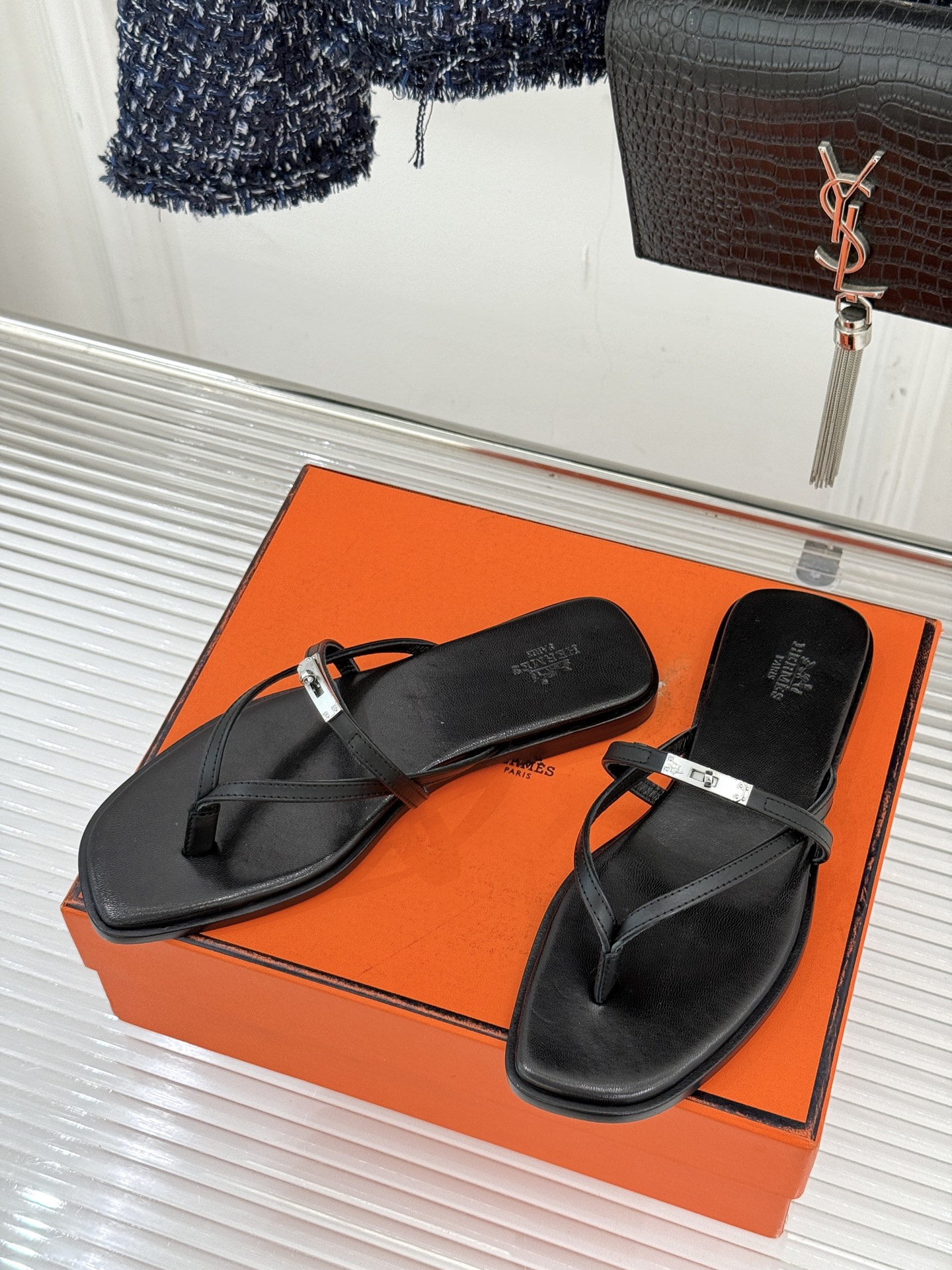 顶版Hermès/爱马仕25WF新品Kelly扣细带夹脚人字拖鞋当Kelly包的传奇基因邂逅夏日步履这款