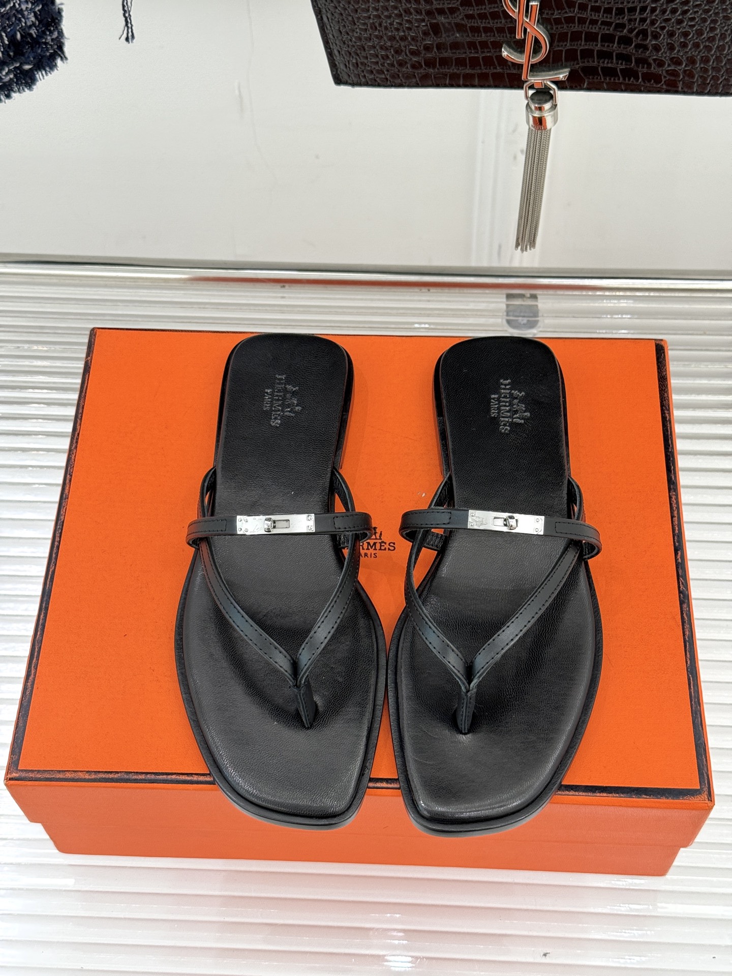 顶版Hermès/爱马仕25WF新品Kelly扣细带夹脚人字拖鞋当Kelly包的传奇基因邂逅夏日步履这款