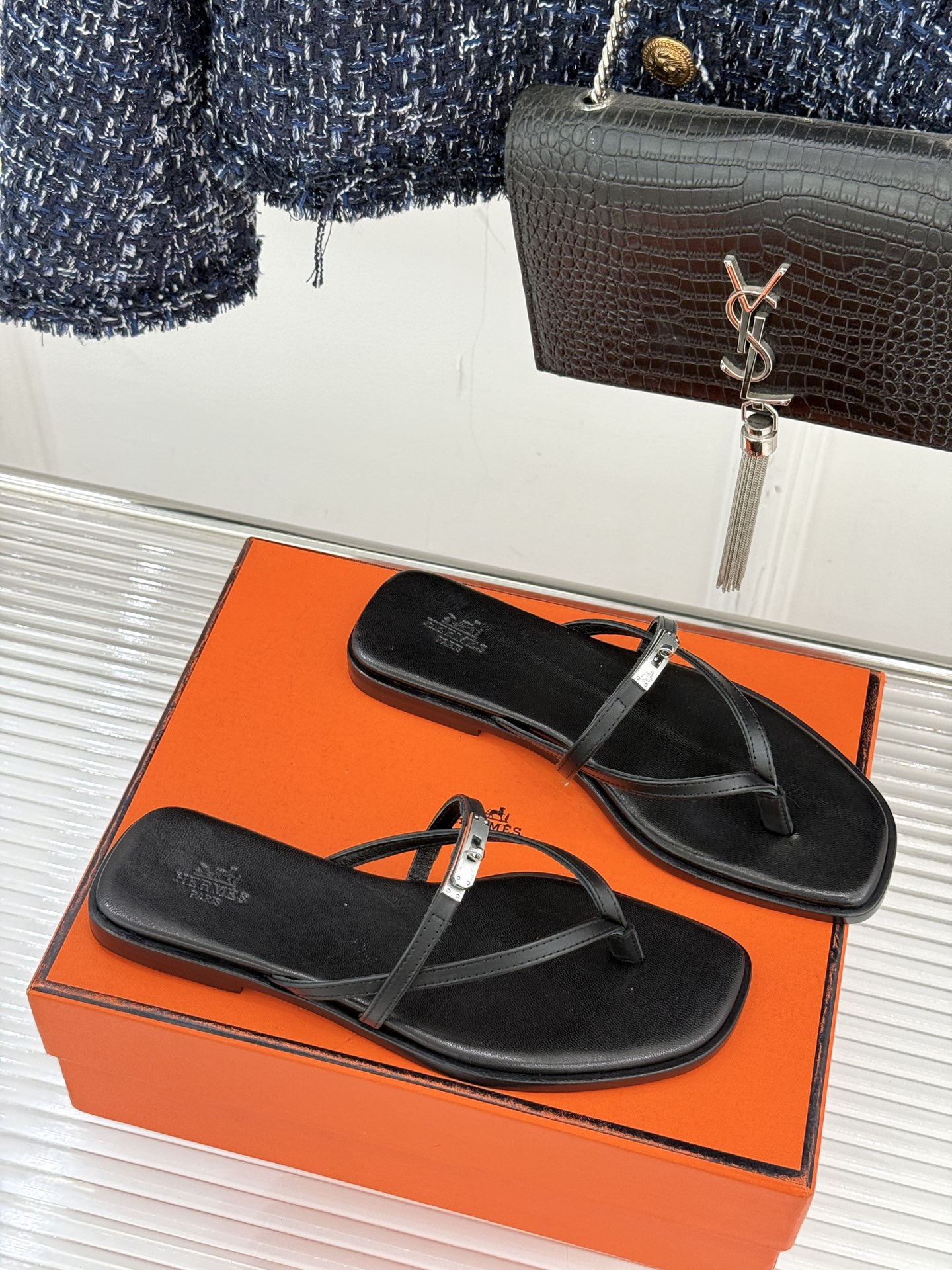 顶版Hermès/爱马仕25WF新品Kelly扣细带夹脚人字拖鞋当Kelly包的传奇基因邂逅夏日步履这款