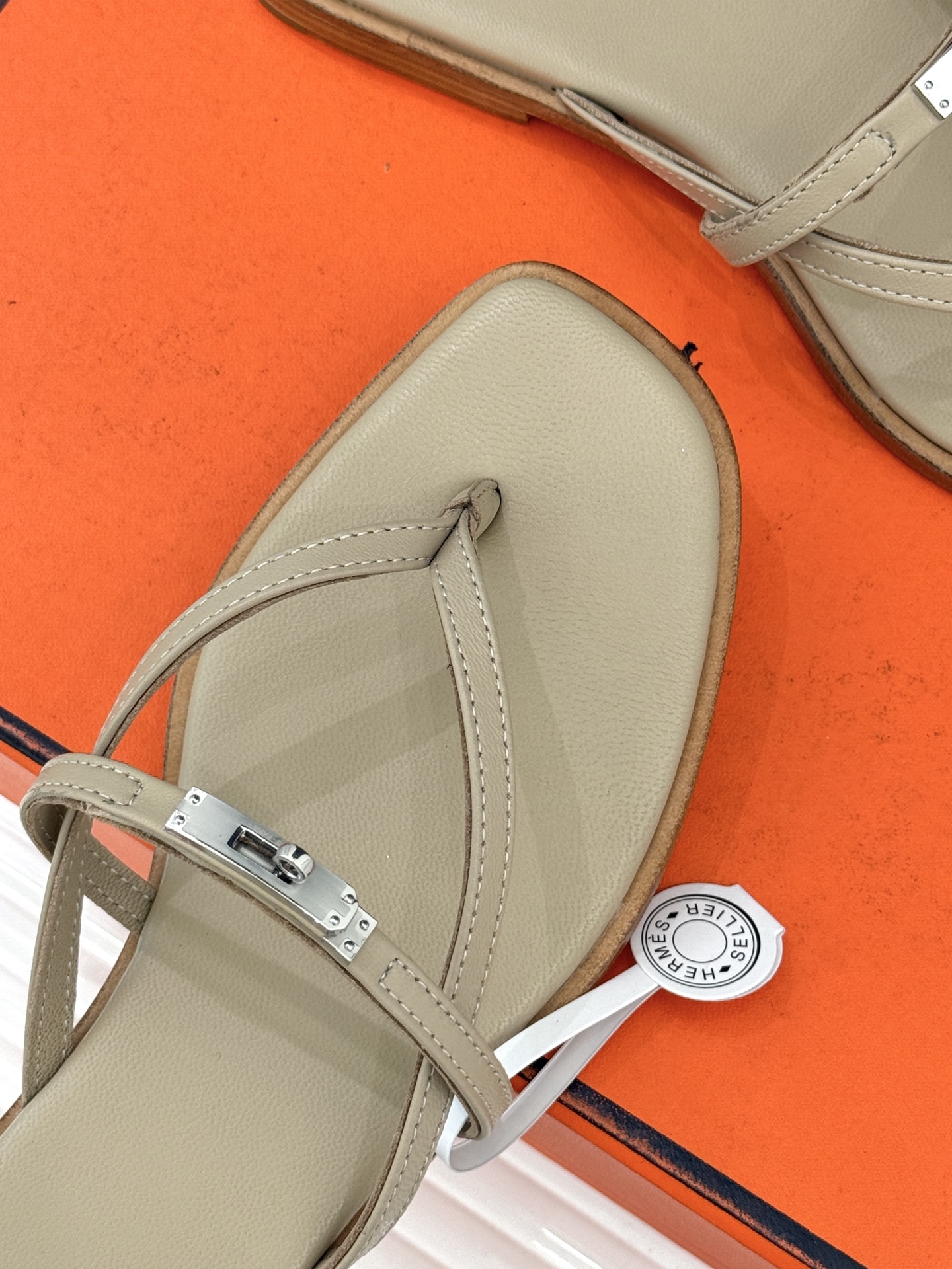 顶版Hermès/爱马仕25WF新品Kelly扣细带夹脚人字拖鞋当Kelly包的传奇基因邂逅夏日步履这款