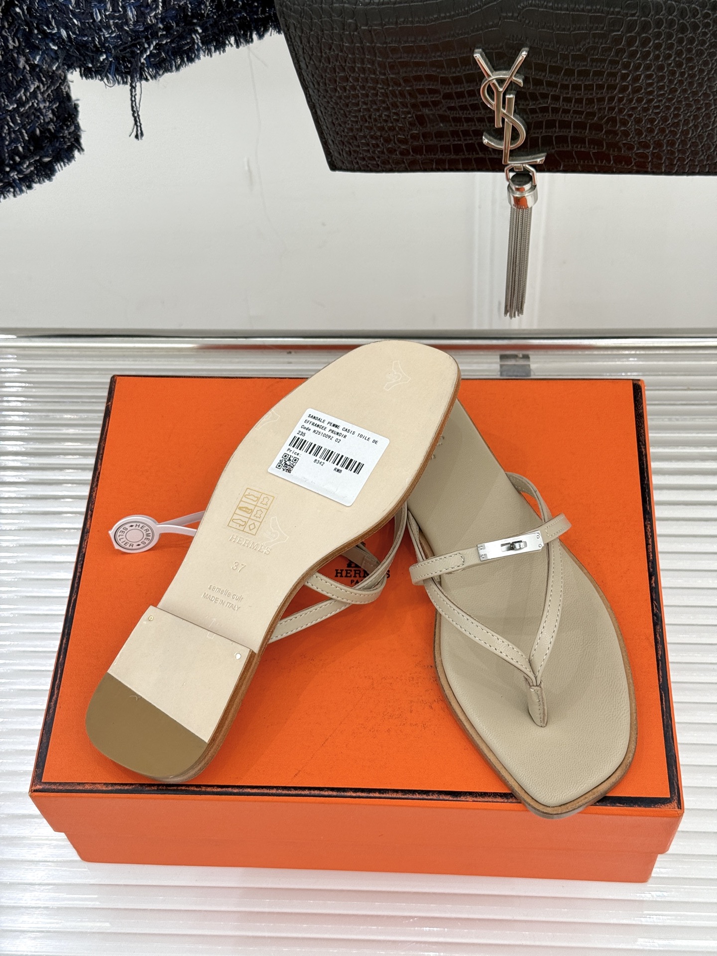 顶版Hermès/爱马仕25WF新品Kelly扣细带夹脚人字拖鞋当Kelly包的传奇基因邂逅夏日步履这款