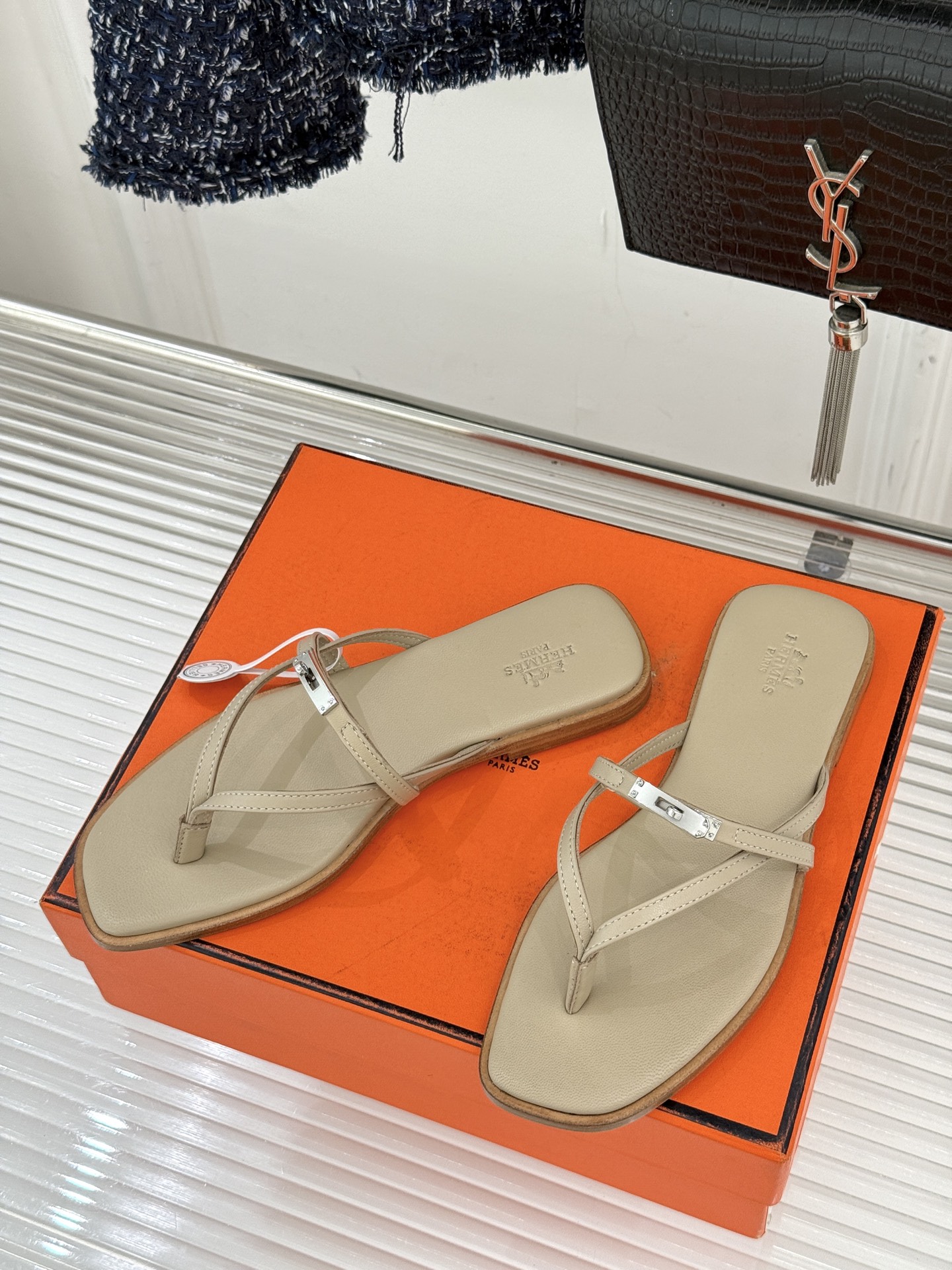 顶版Hermès/爱马仕25WF新品Kelly扣细带夹脚人字拖鞋当Kelly包的传奇基因邂逅夏日步履这款