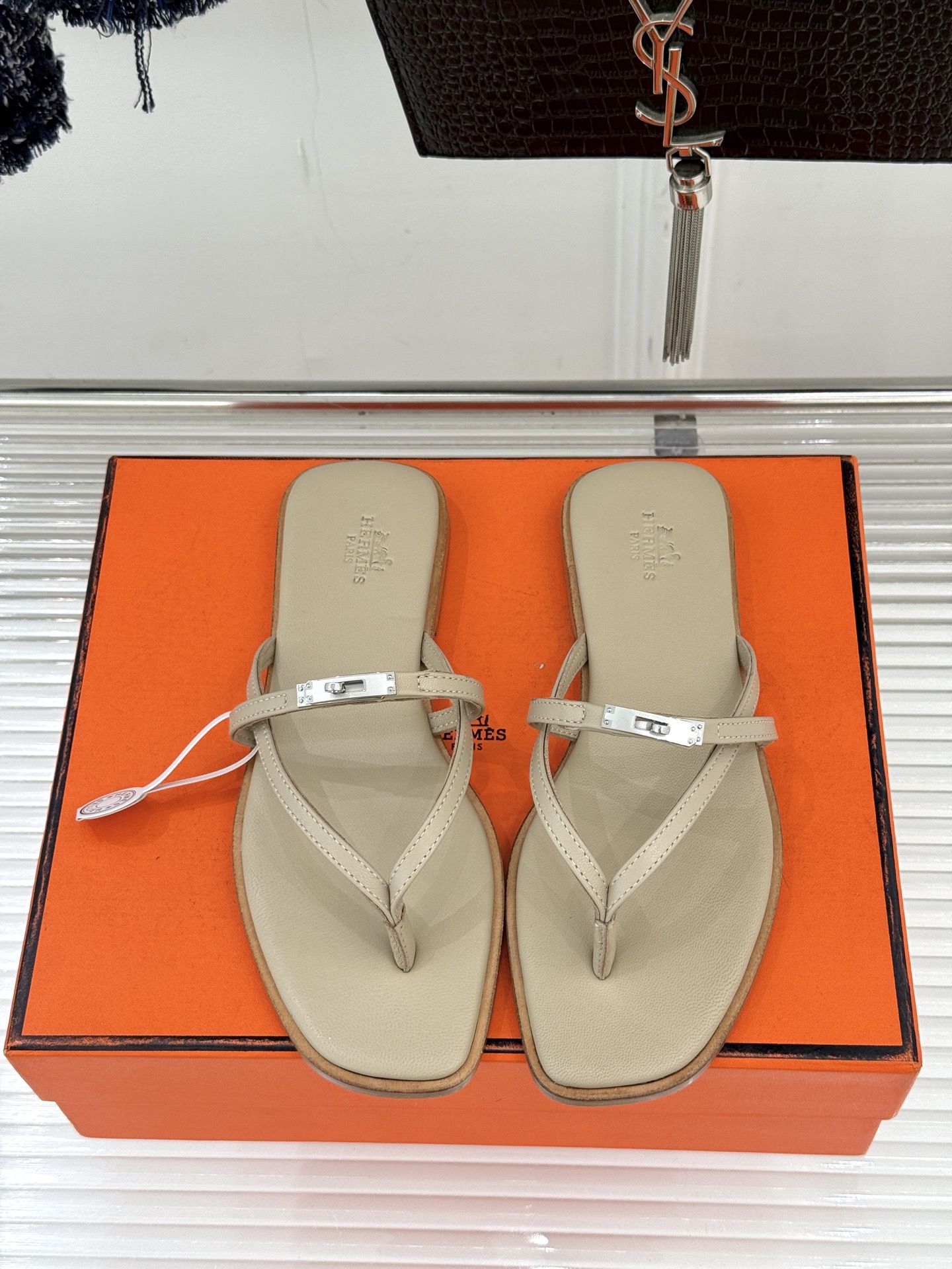 顶版Hermès/爱马仕25WF新品Kelly扣细带夹脚人字拖鞋当Kelly包的传奇基因邂逅夏日步履这款